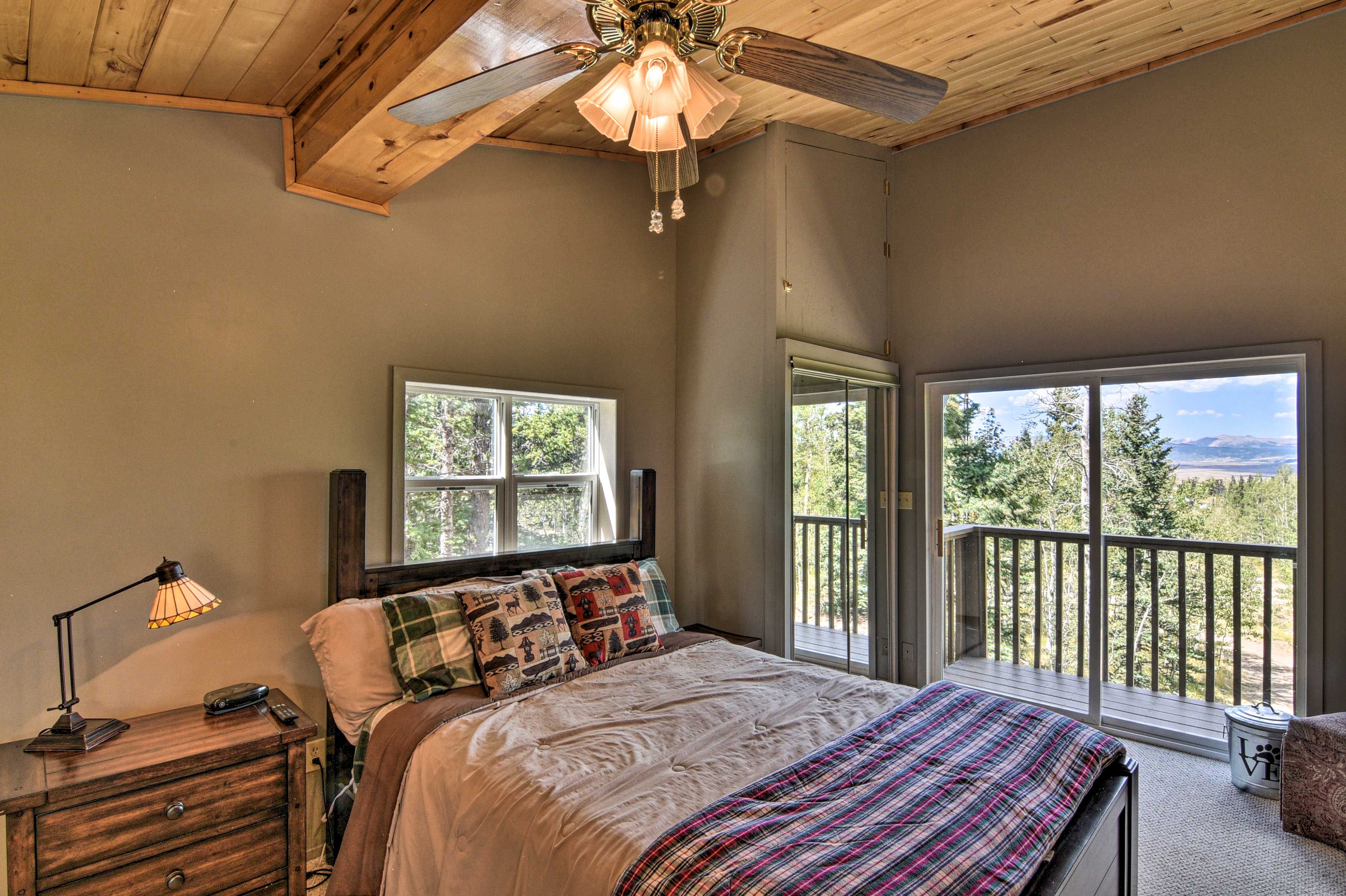 Bedroom (Loft) | Queen Bed