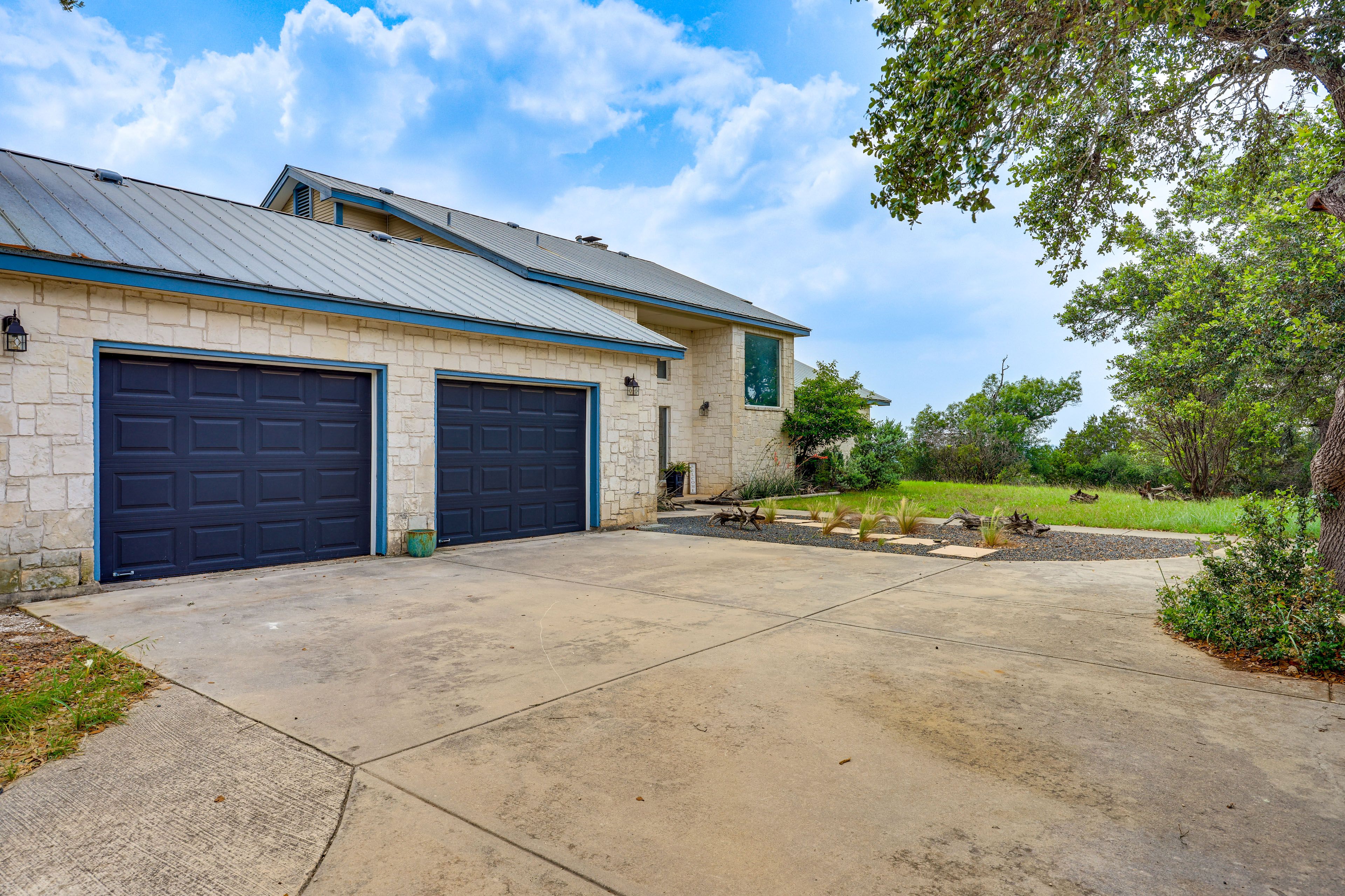 Parking | Driveway (6 Vehicles)