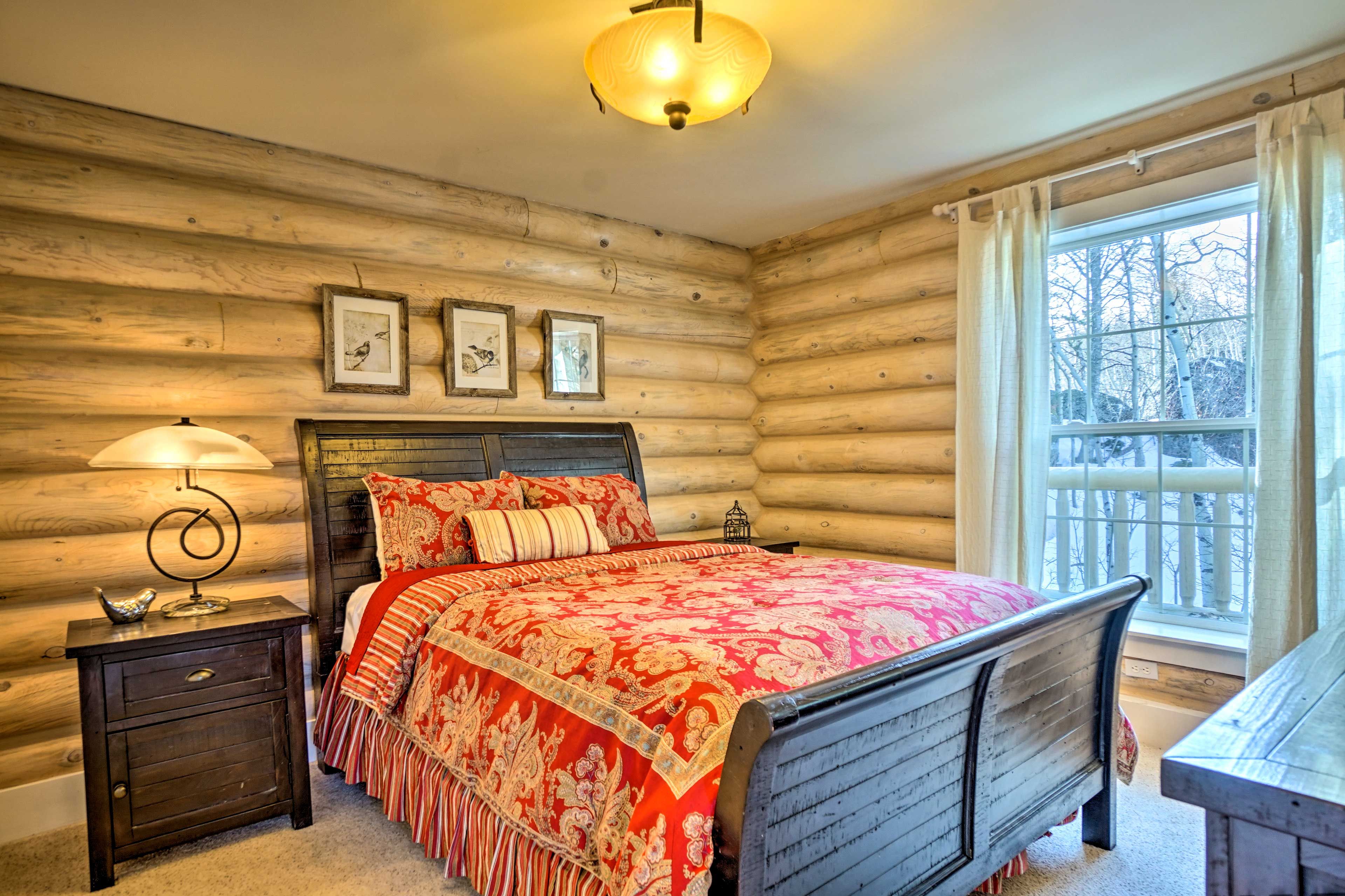 Bedroom 1 | Queen Bed | Linens Provided | 1st Floor