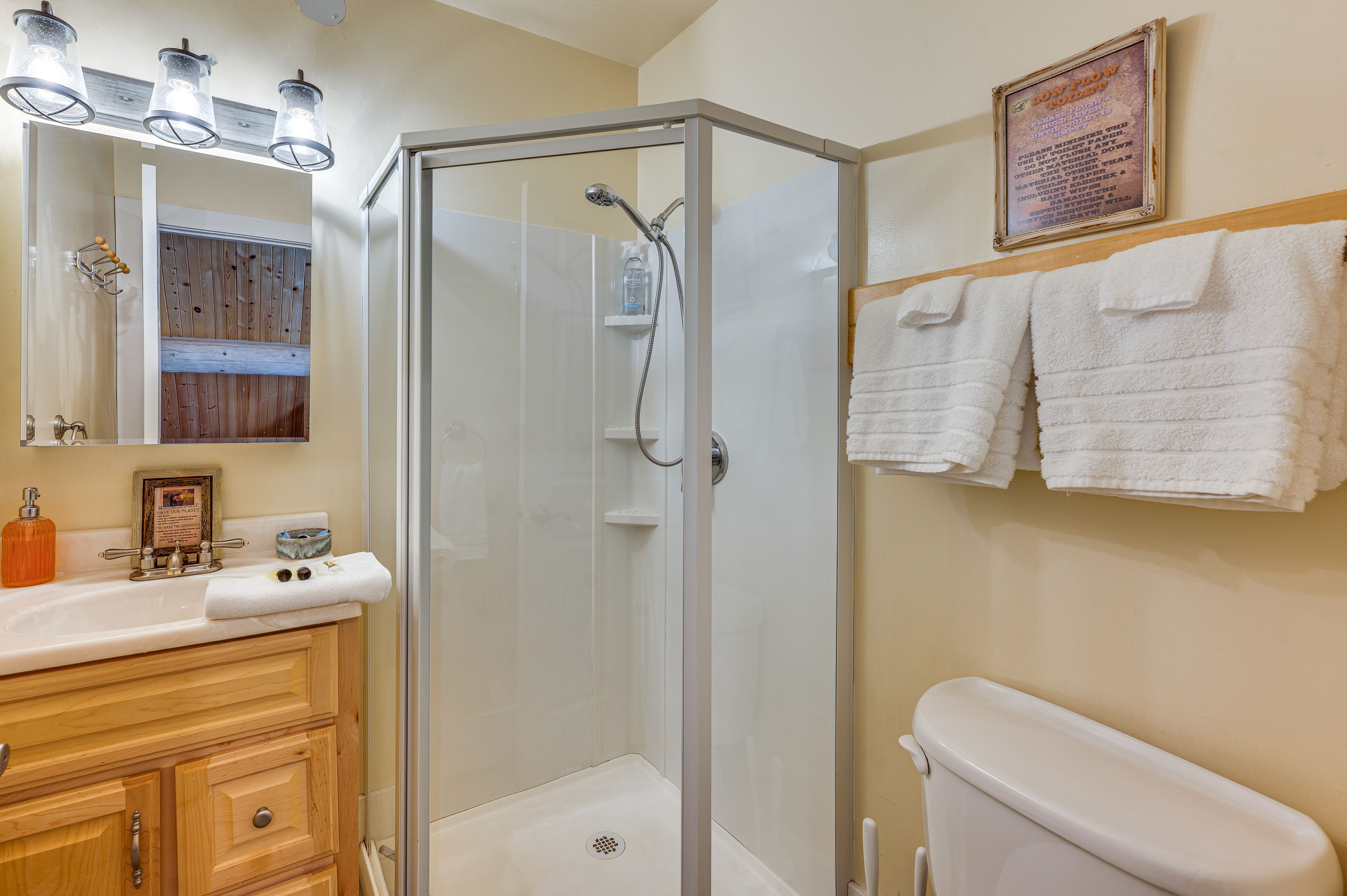Full Bathroom | Towels Provided | 1st Floor
