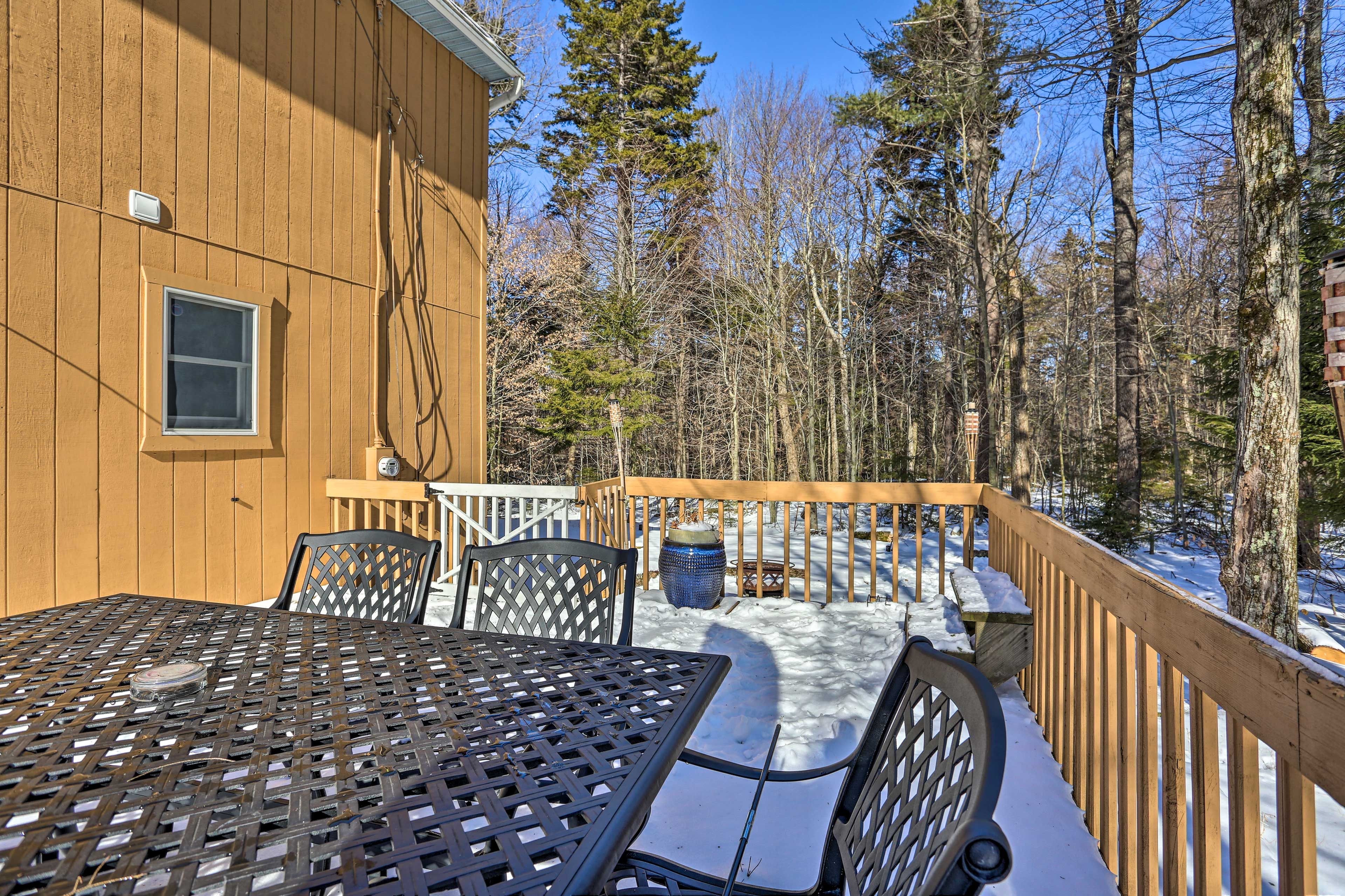 Enjoy an al fresco meal on the dining table.