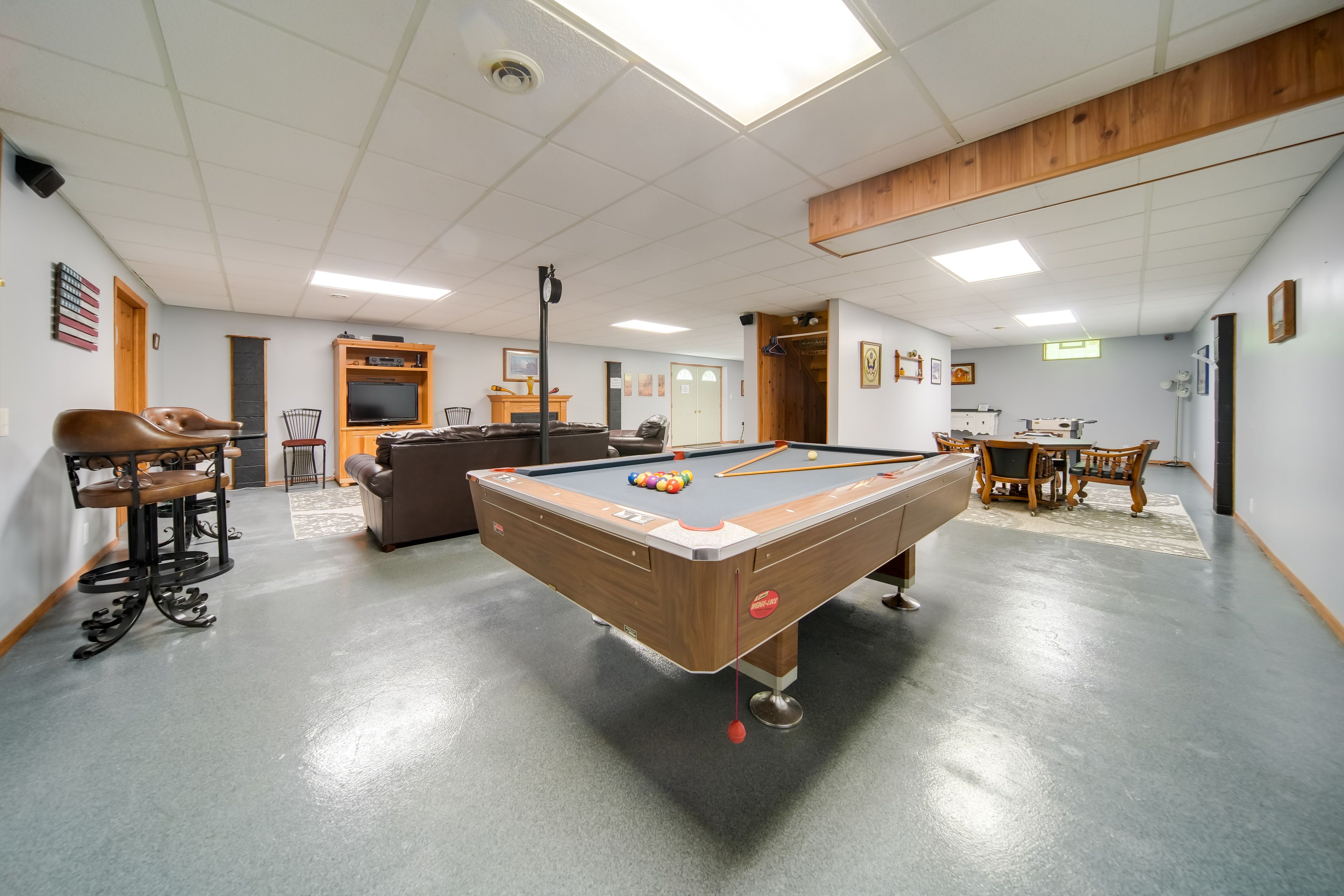 Game Room | Poker Table | Bar