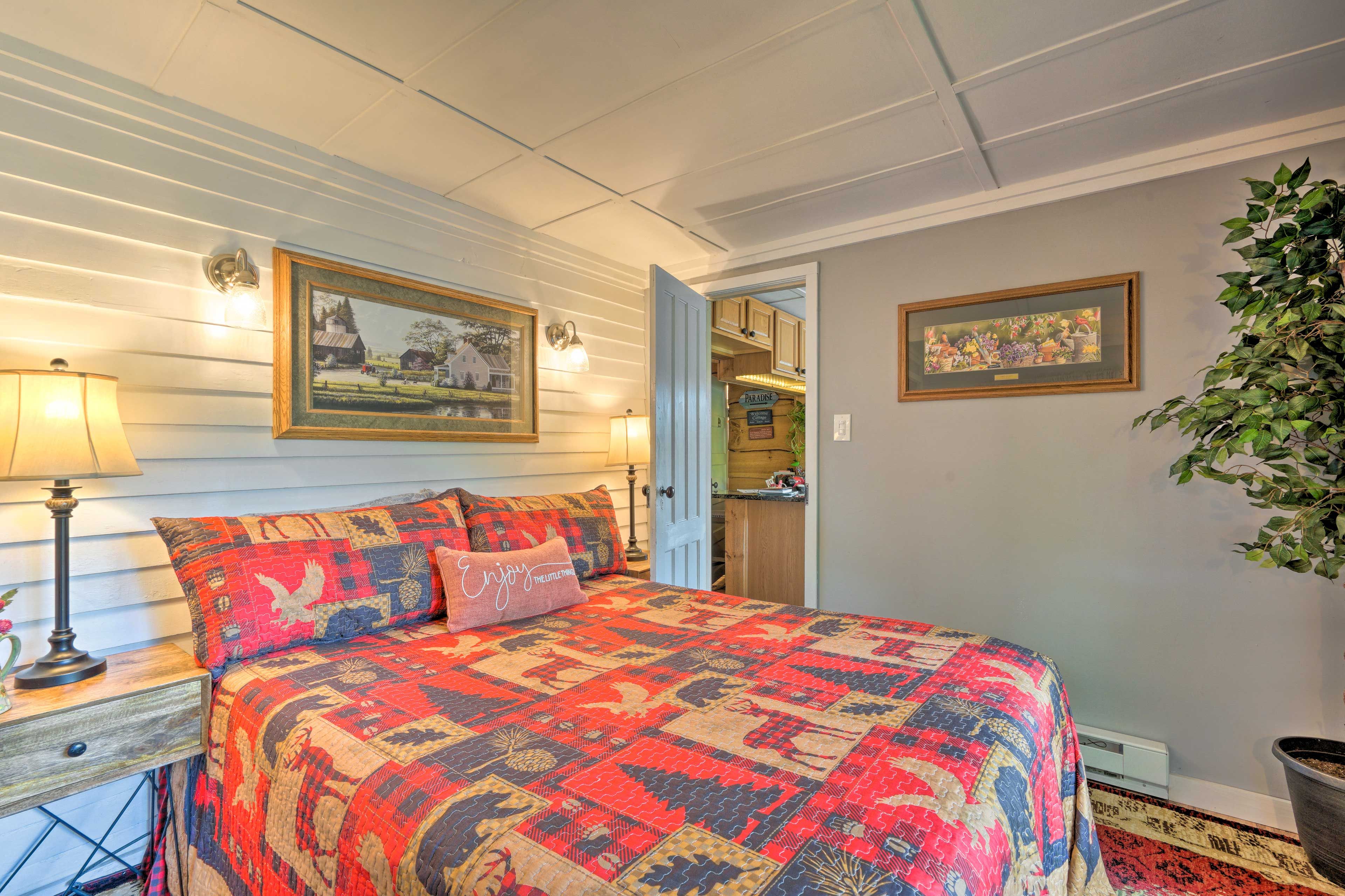 Bedroom 1 | Queen Bed