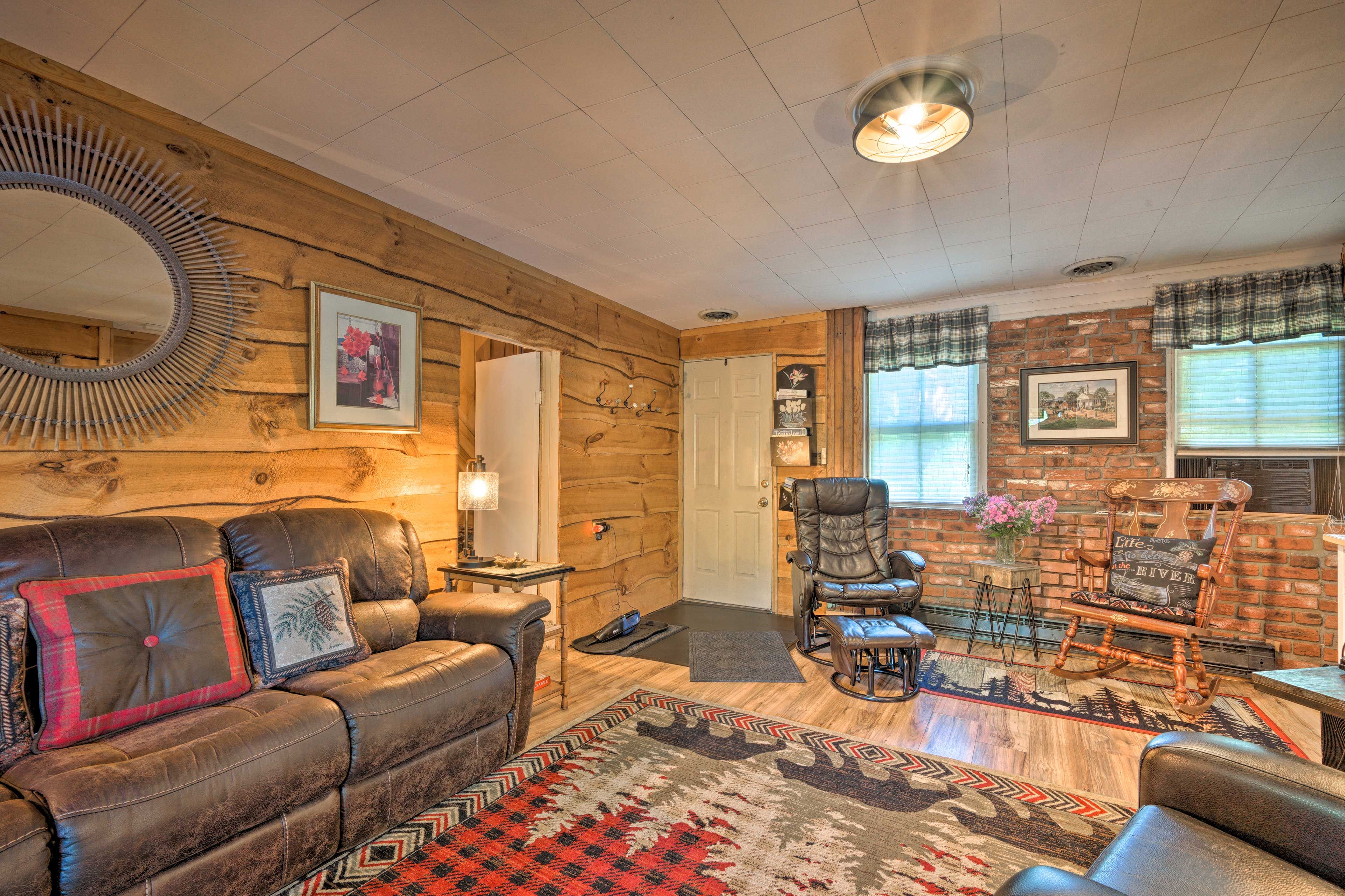 Living Room | Free WiFi | Flat-Screen TV
