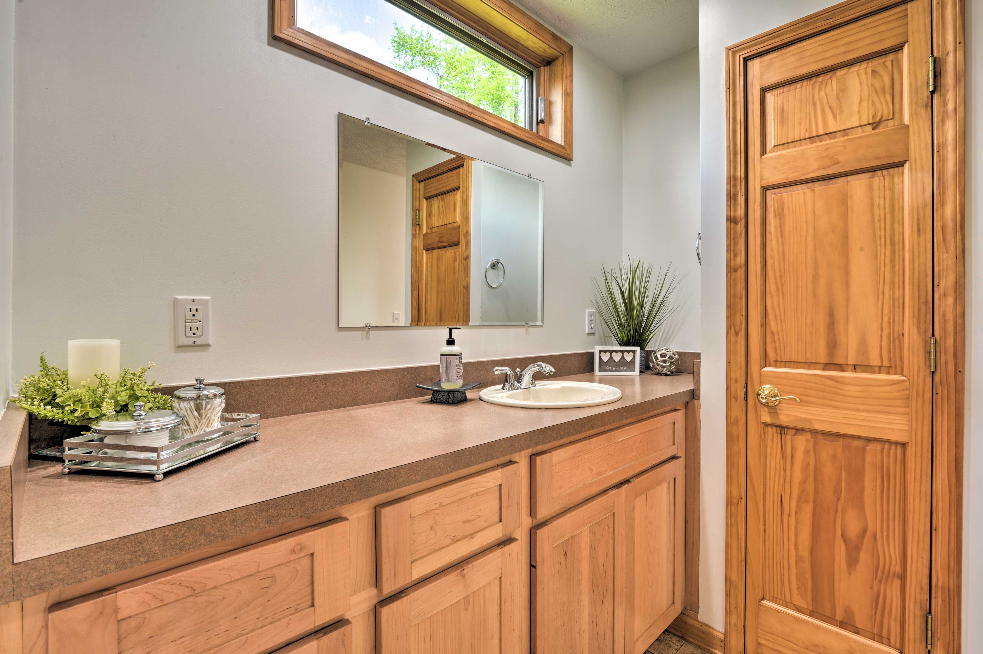 En-Suite Bathroom | Towels Provided