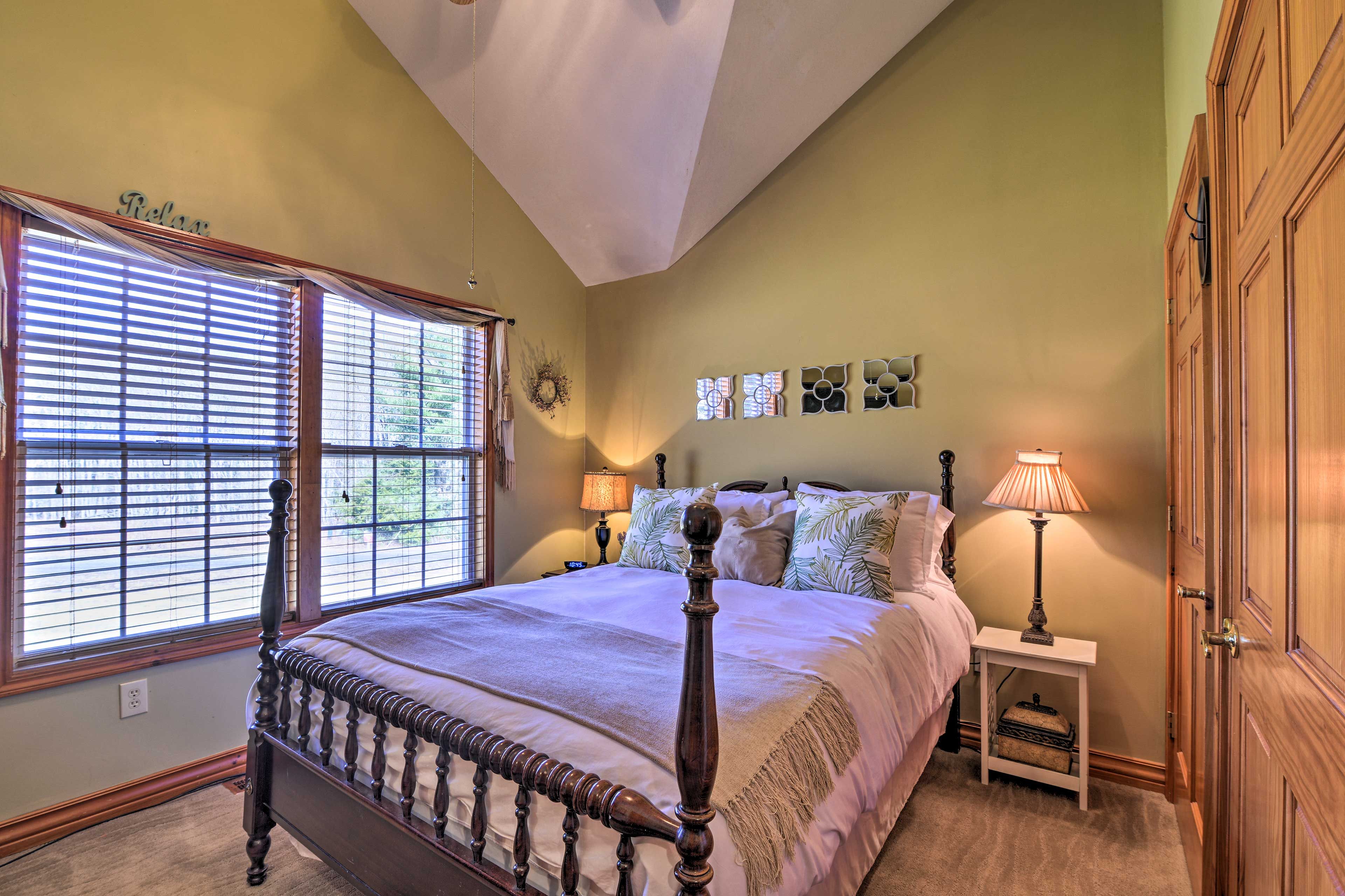 Bedroom 2 | Queen Bed | 1st Floor