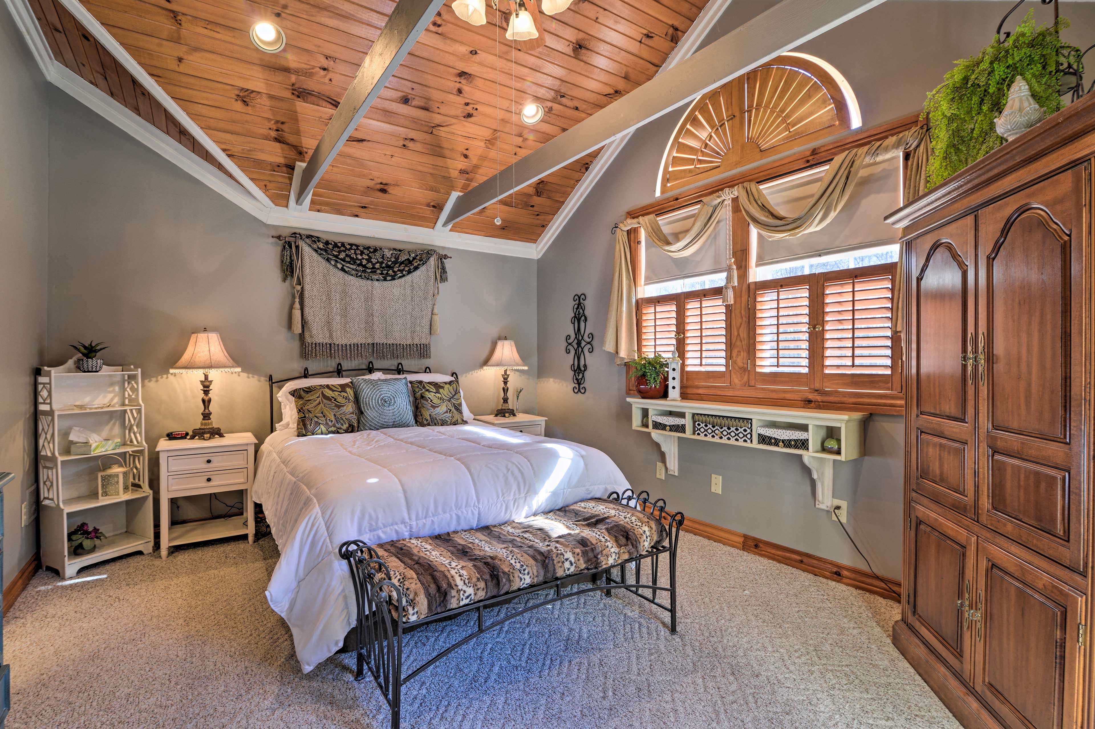 Bedroom 1 | Queen Bed | Linens Provided | 1st Floor