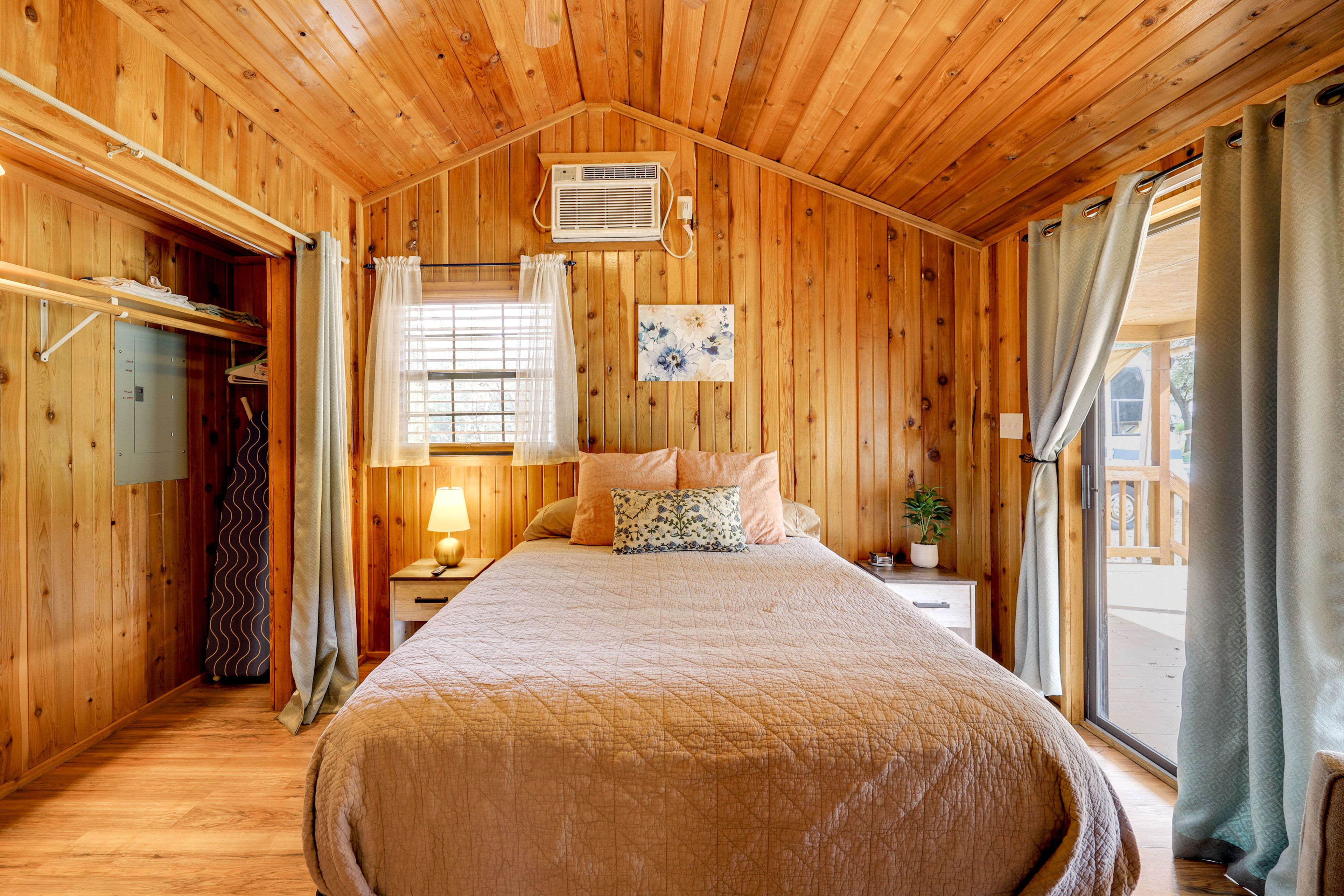 Bedroom | Queen Bed
