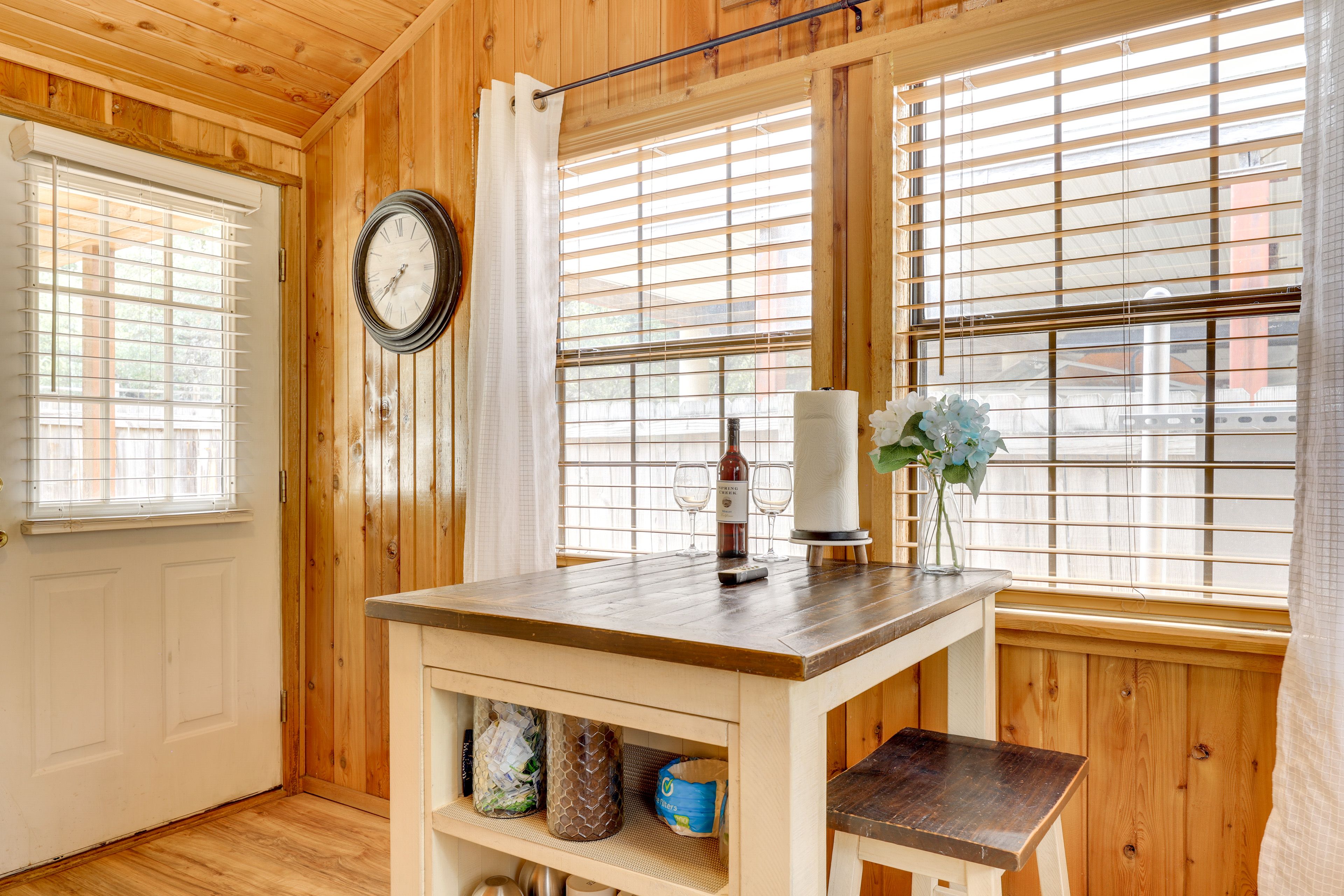Dining Area | Dishware/Flatware Provided