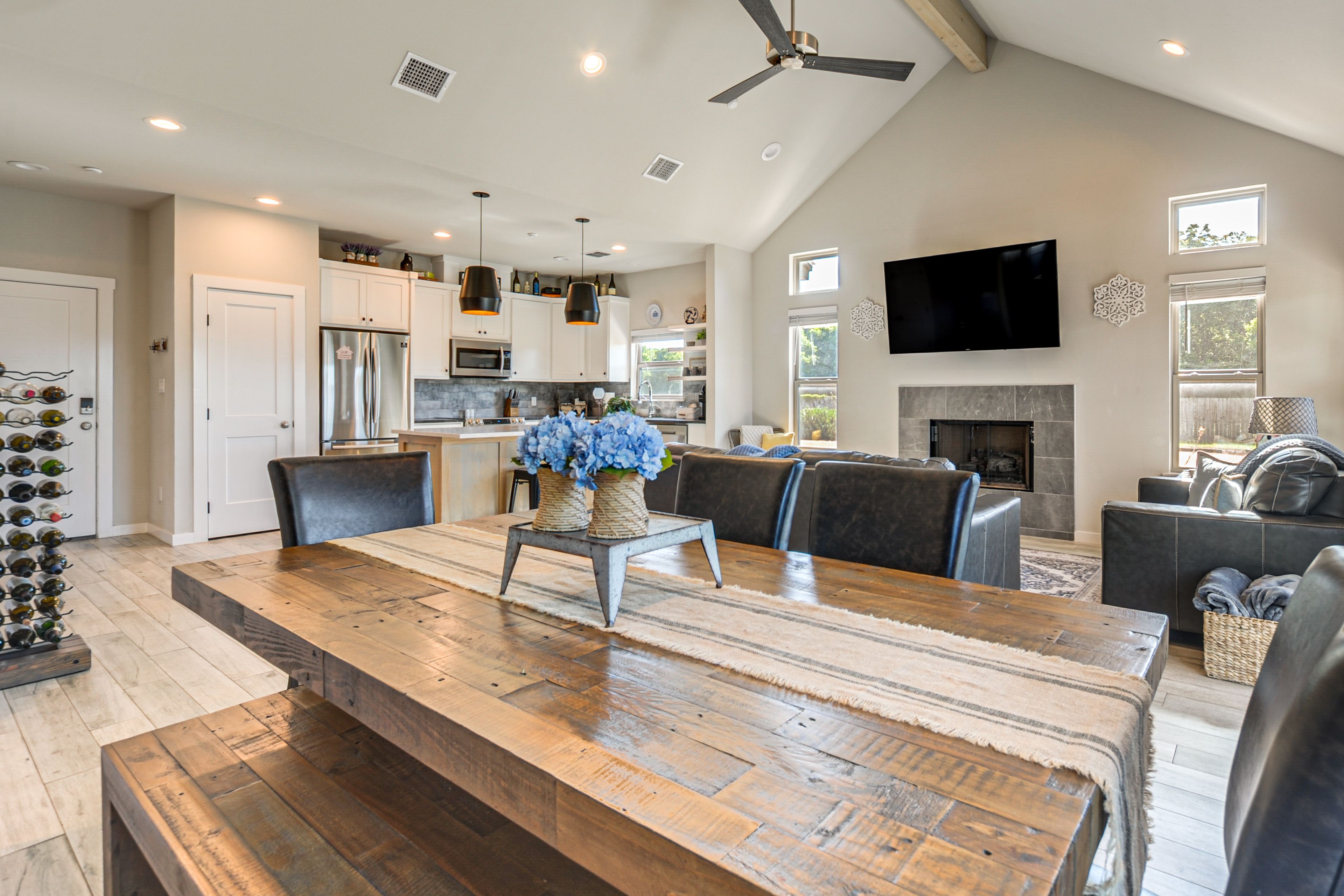 Dining Area | Dishware & Flatware Provided