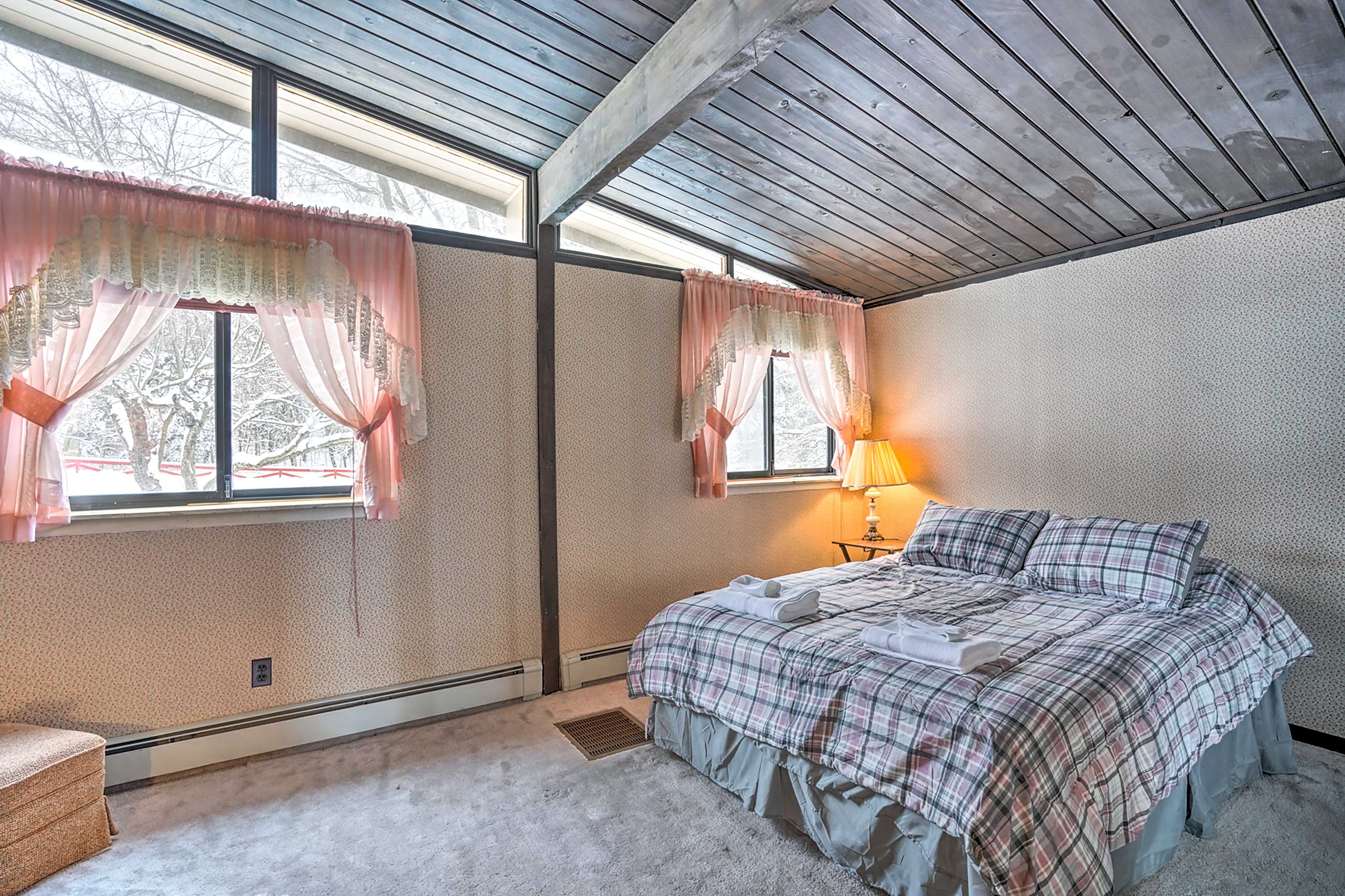Bedroom 1 | King Bed