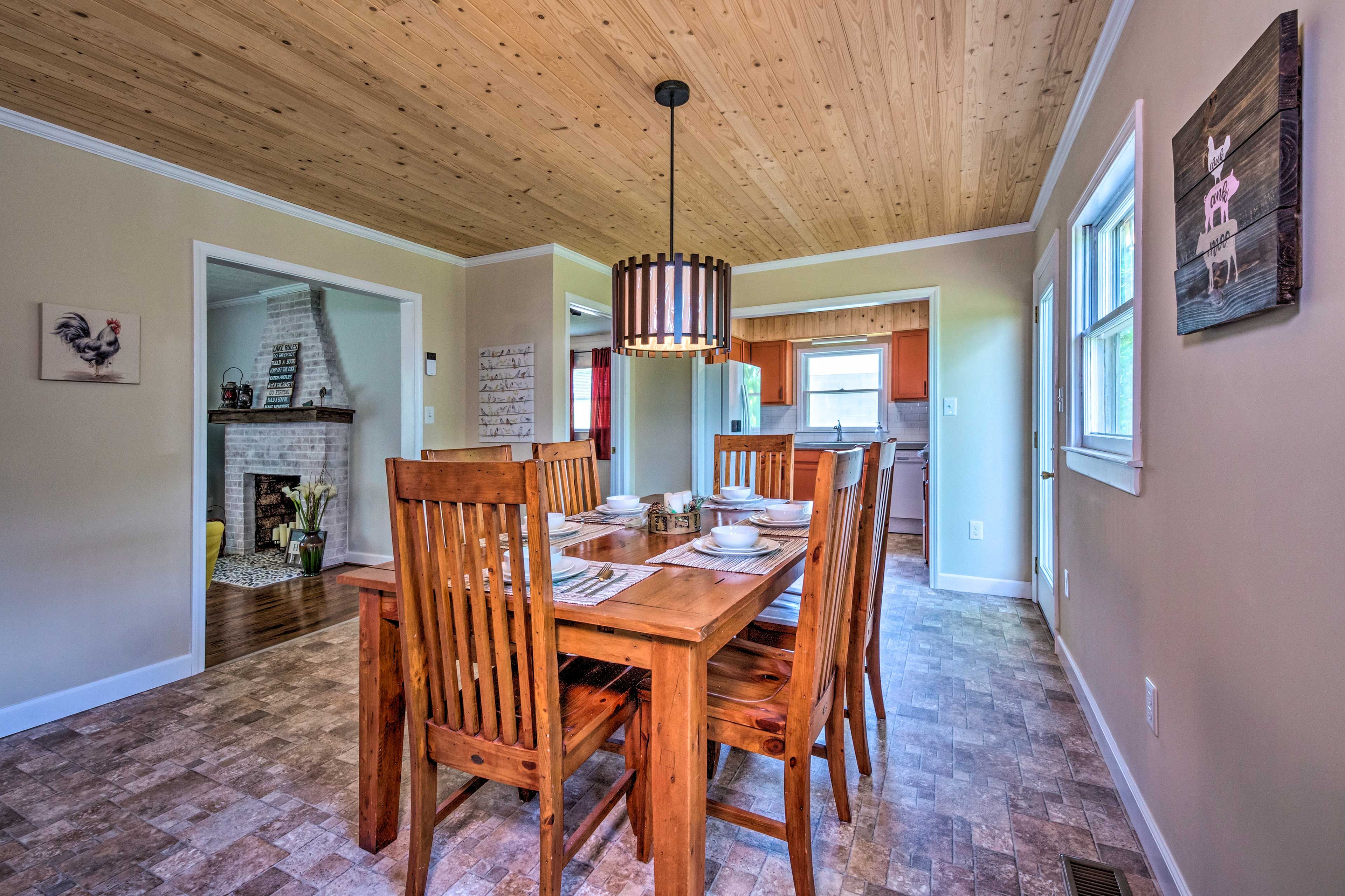 Dining Room | Dishes & Flatware Provided