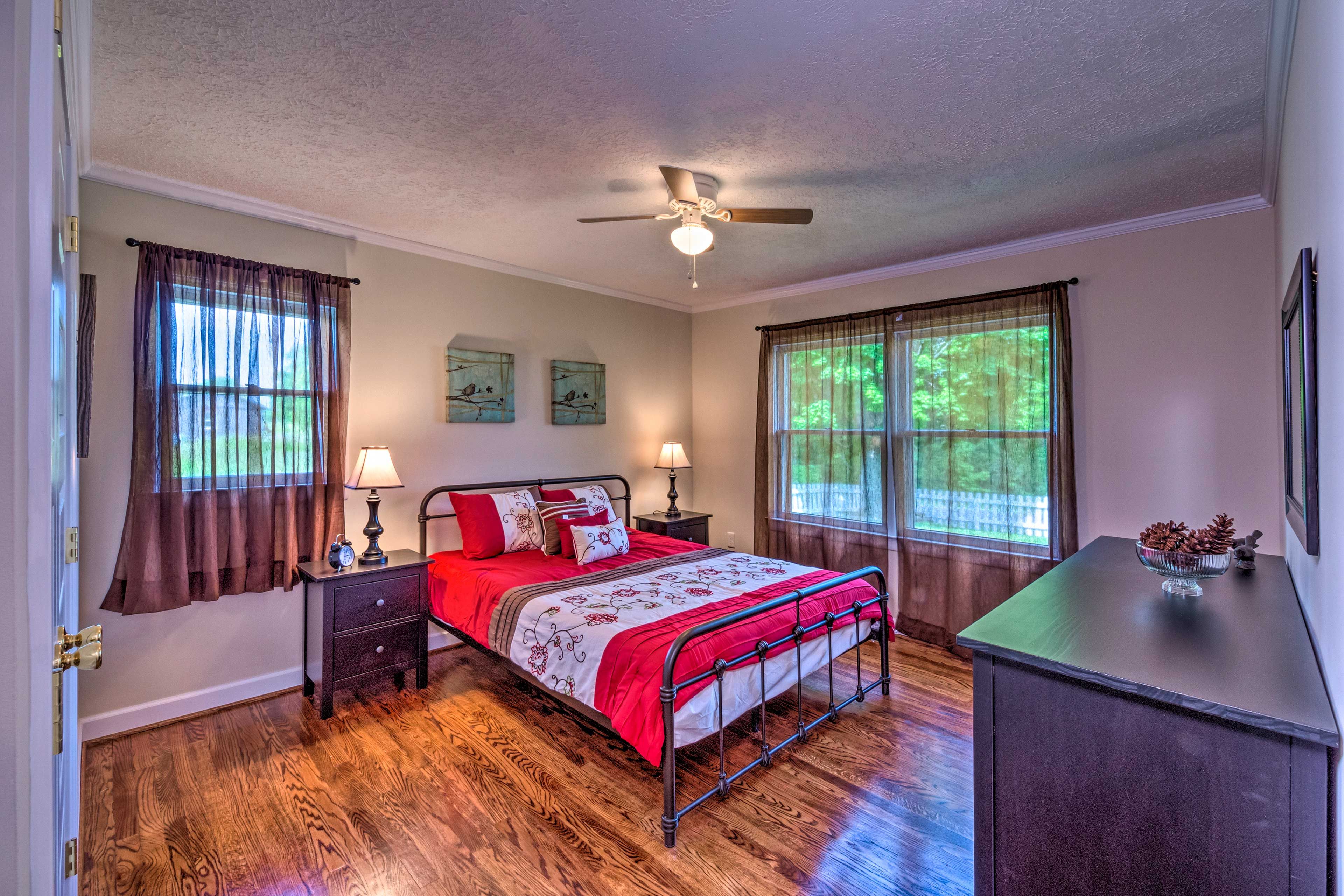 Bedroom 1 | Queen Bed