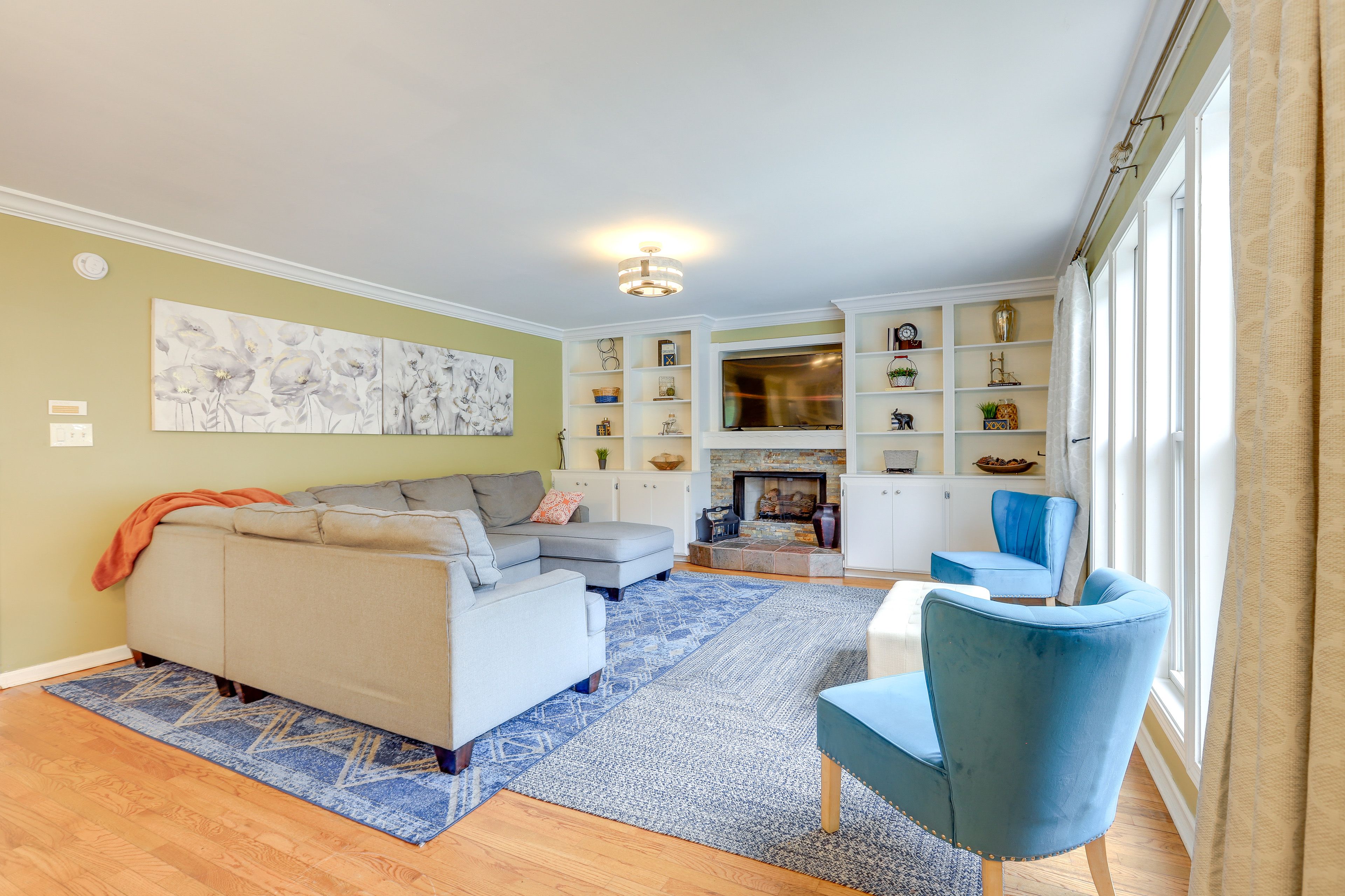 Living Room | Sleeper Sofa | Smart TV | Free WiFi | Fireplace