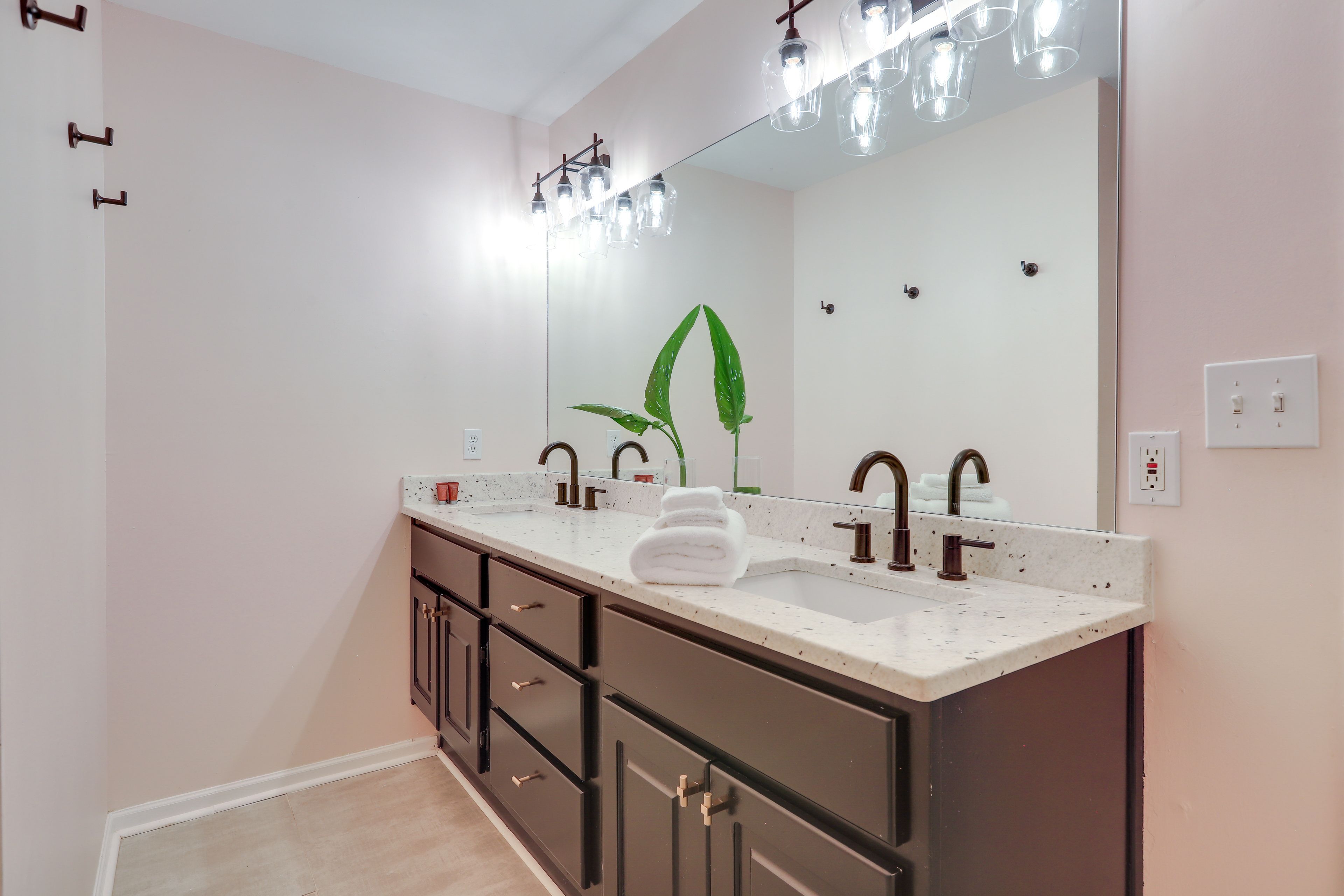 En-Suite Bathroom | Towels & Linens Provided