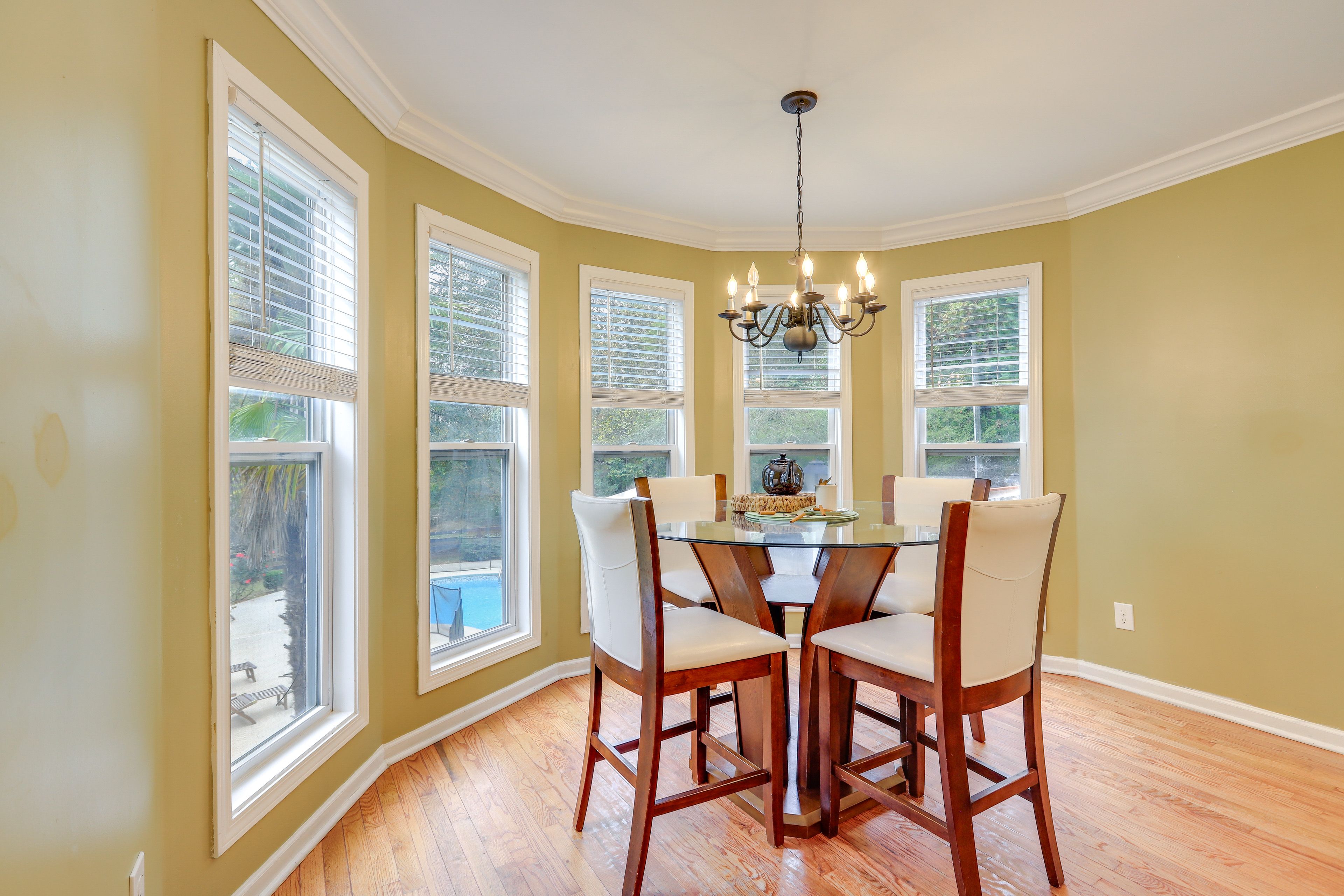 Dining Area | Dishes & Flatware Provided