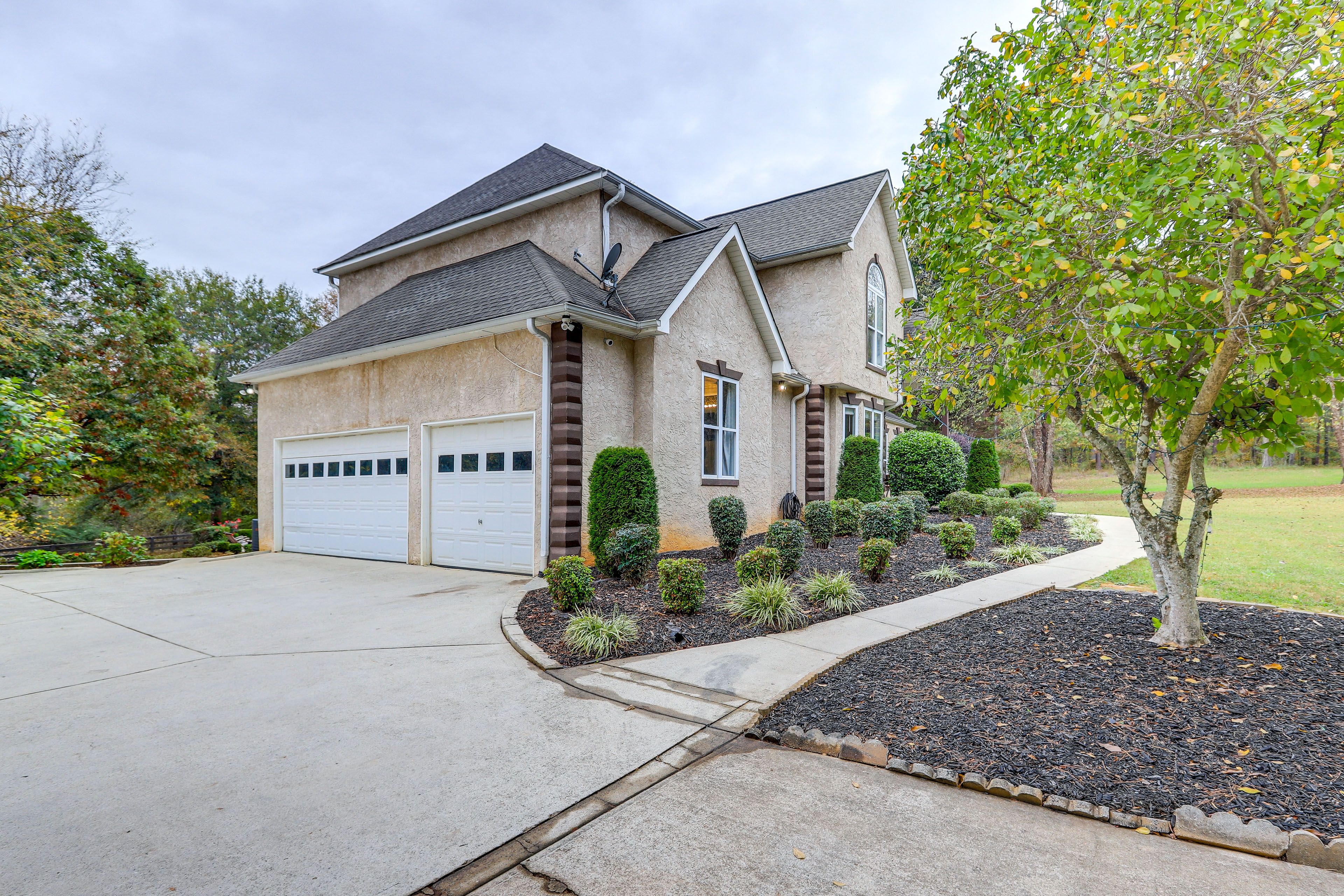 Exterior | Driveway Parking (10 Vehicles)