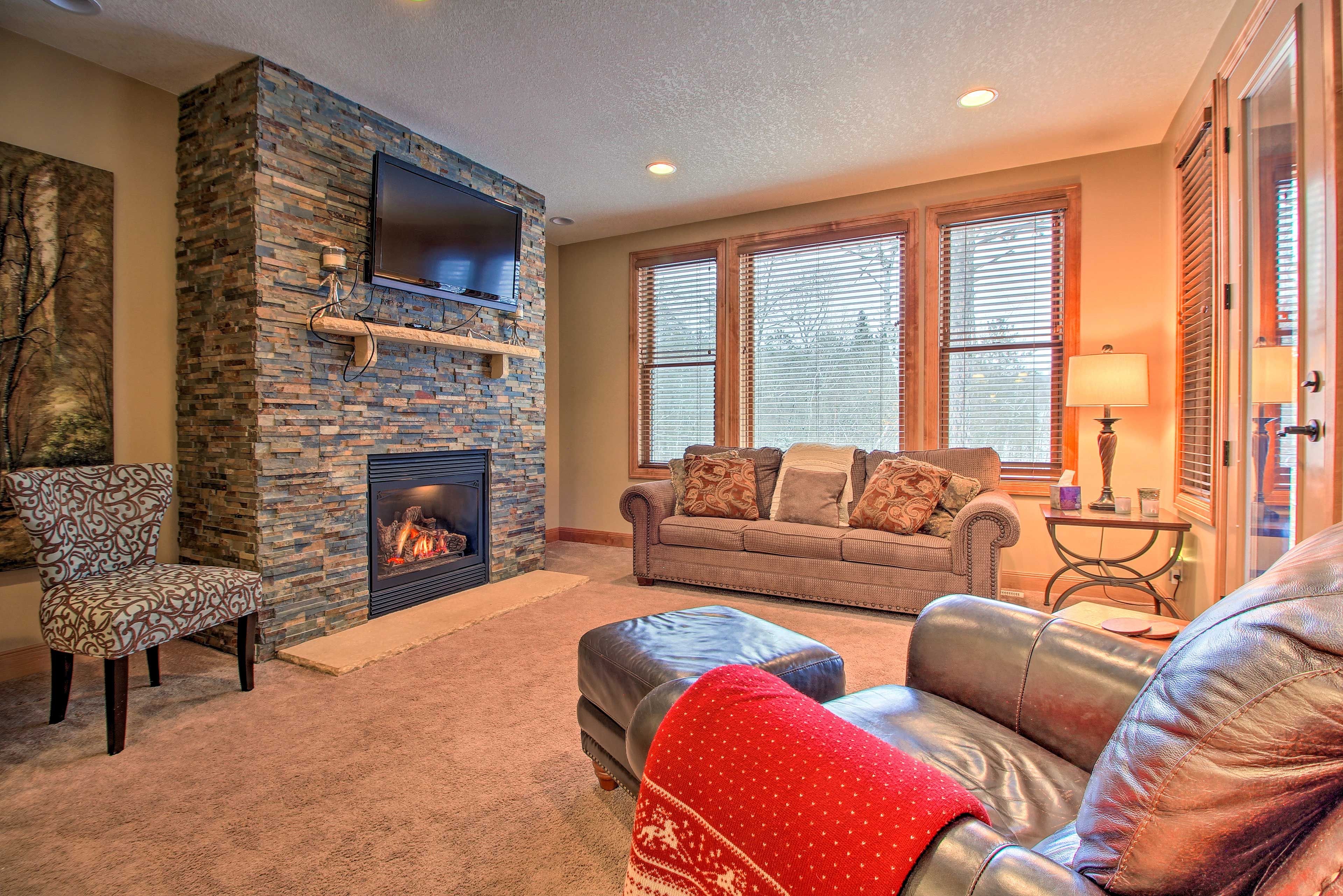 Den | Smart TV | Gas Fireplace