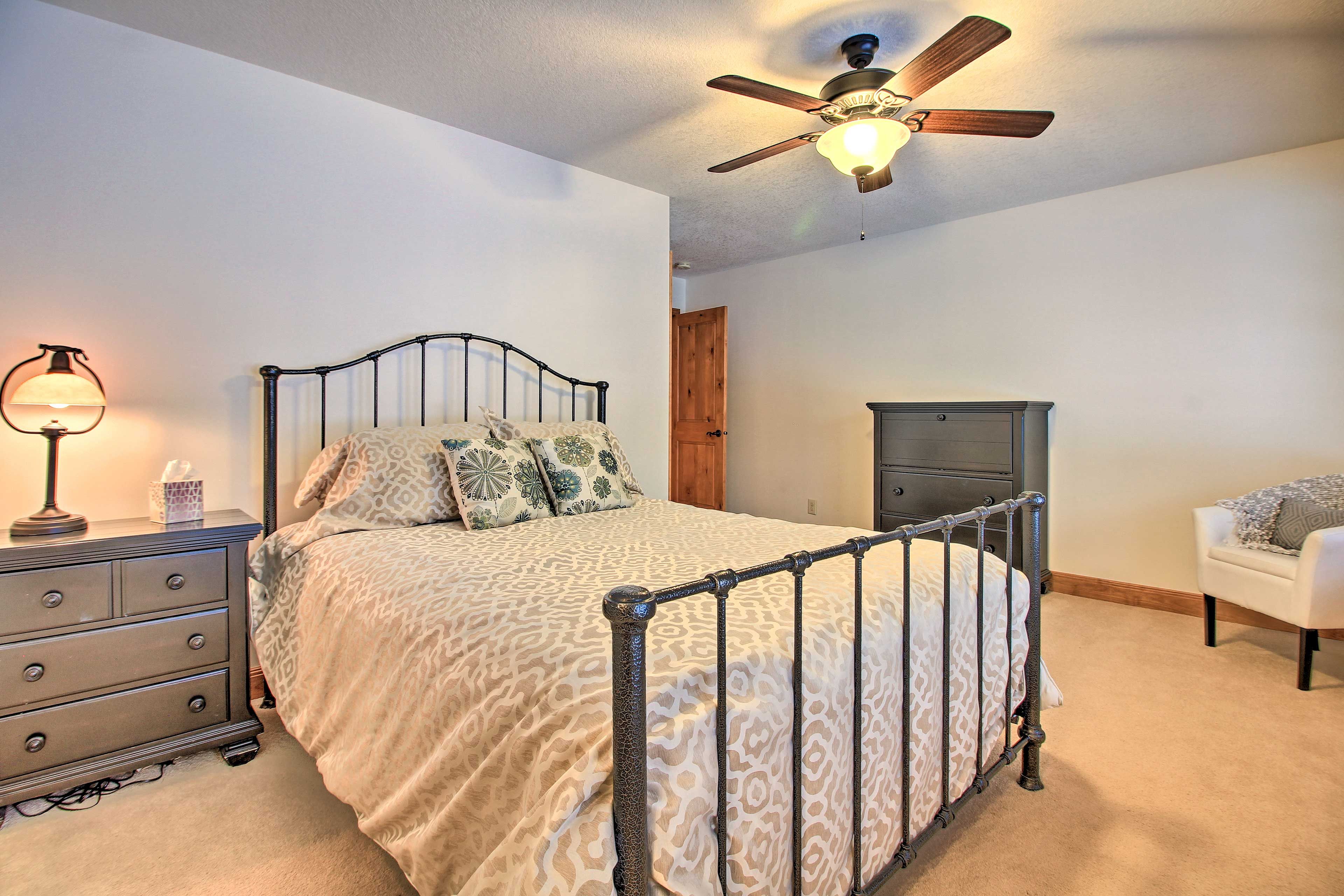 Bedroom 3 | Queen Bed
