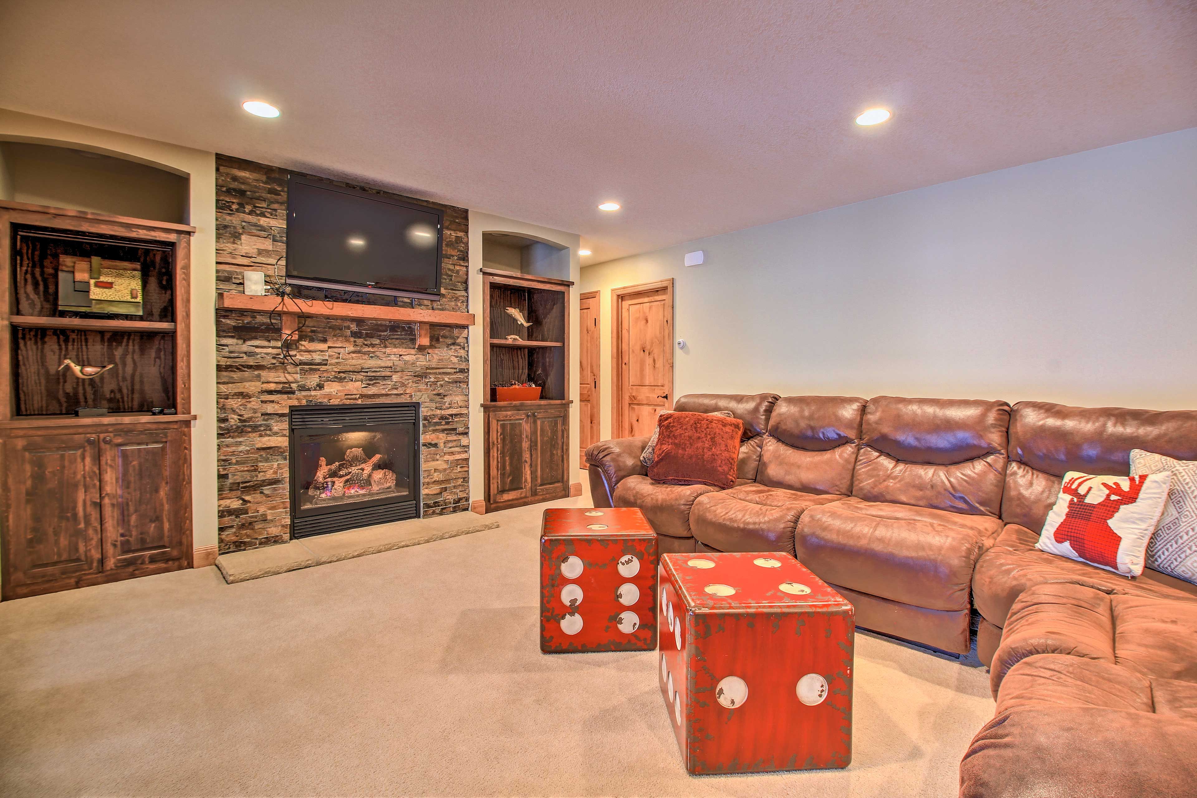Basement Lounge Area | Smart TV | Gas Fireplace