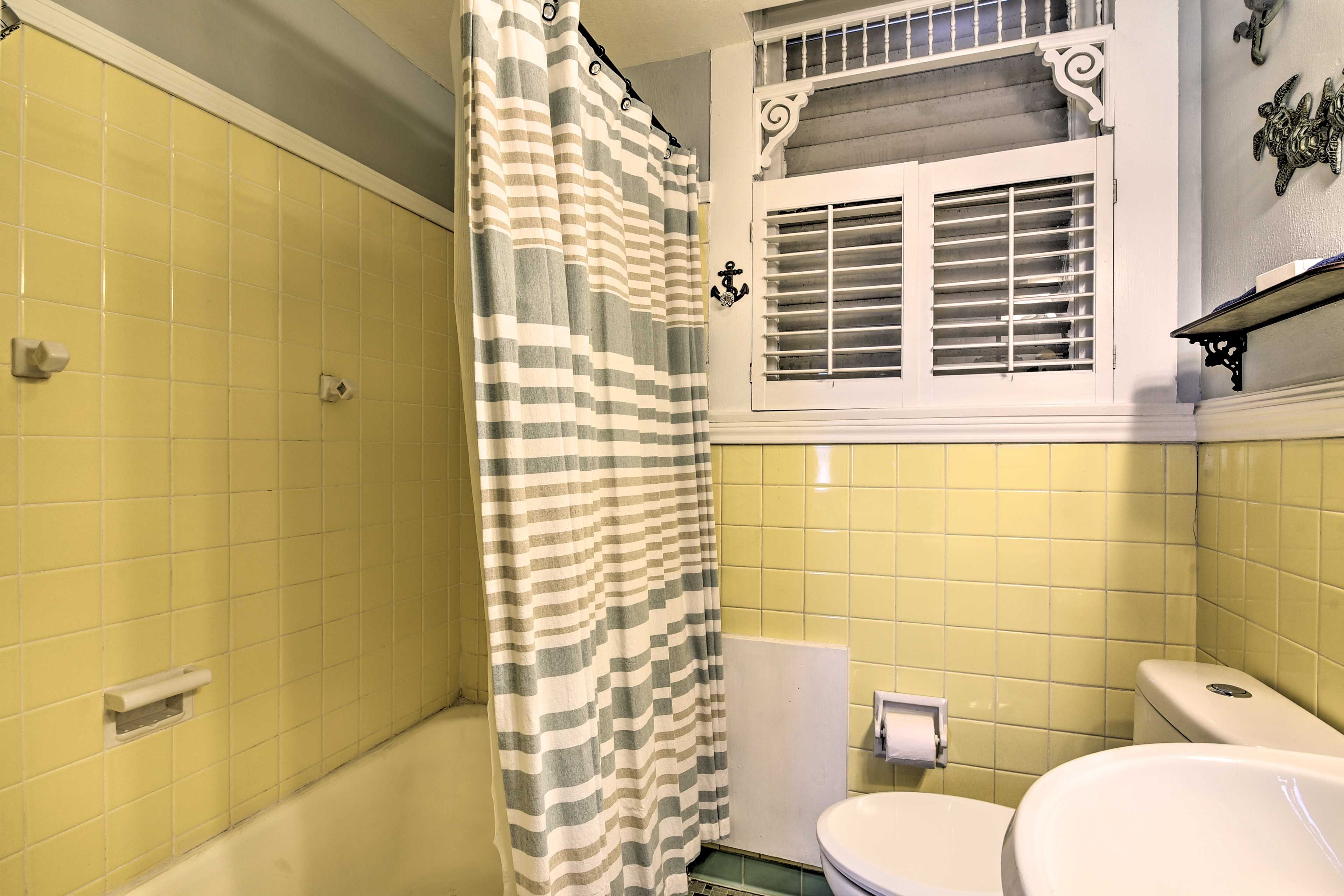 Find a shower/tub combo in the full bathroom.