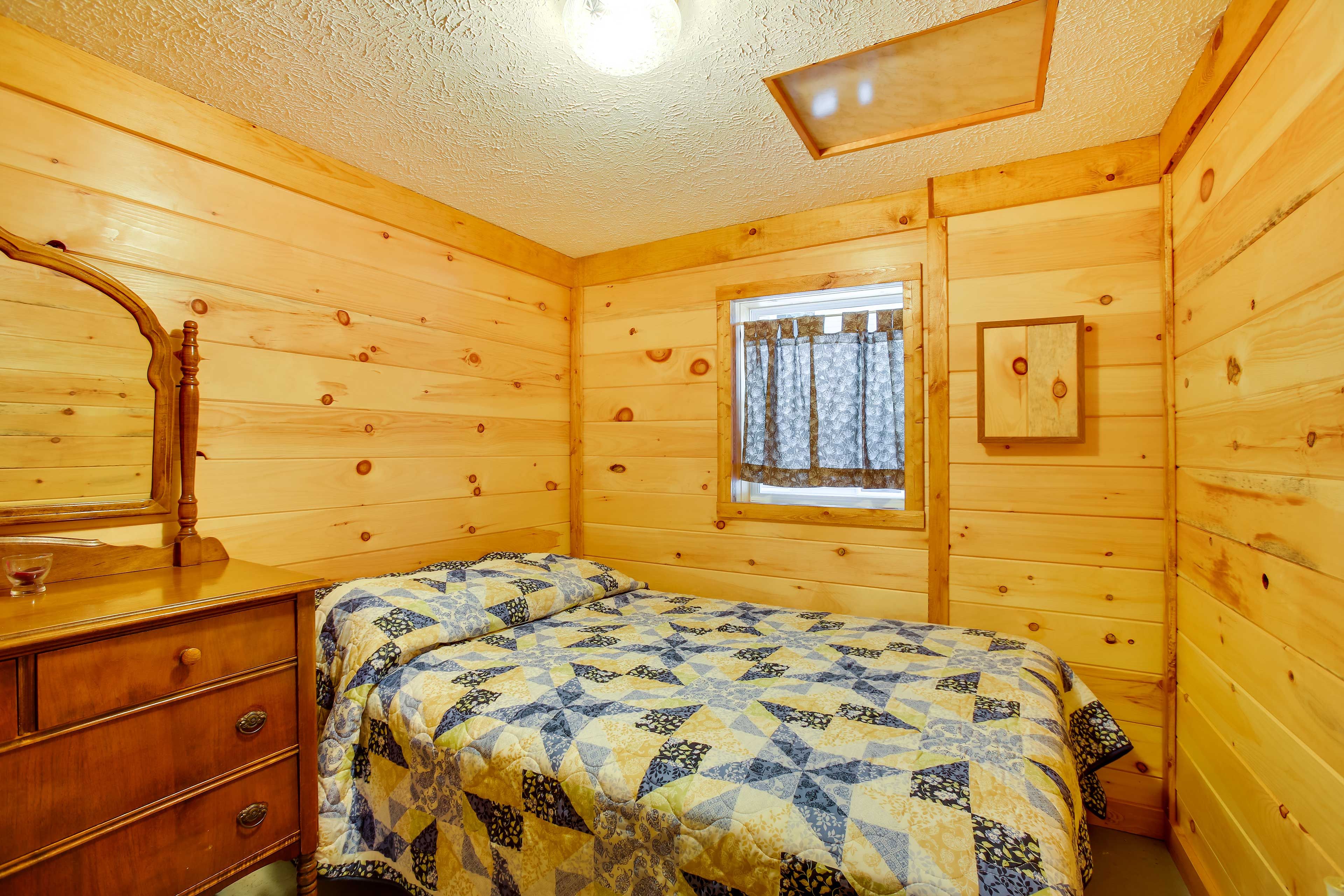 Bedroom | Full Bed
