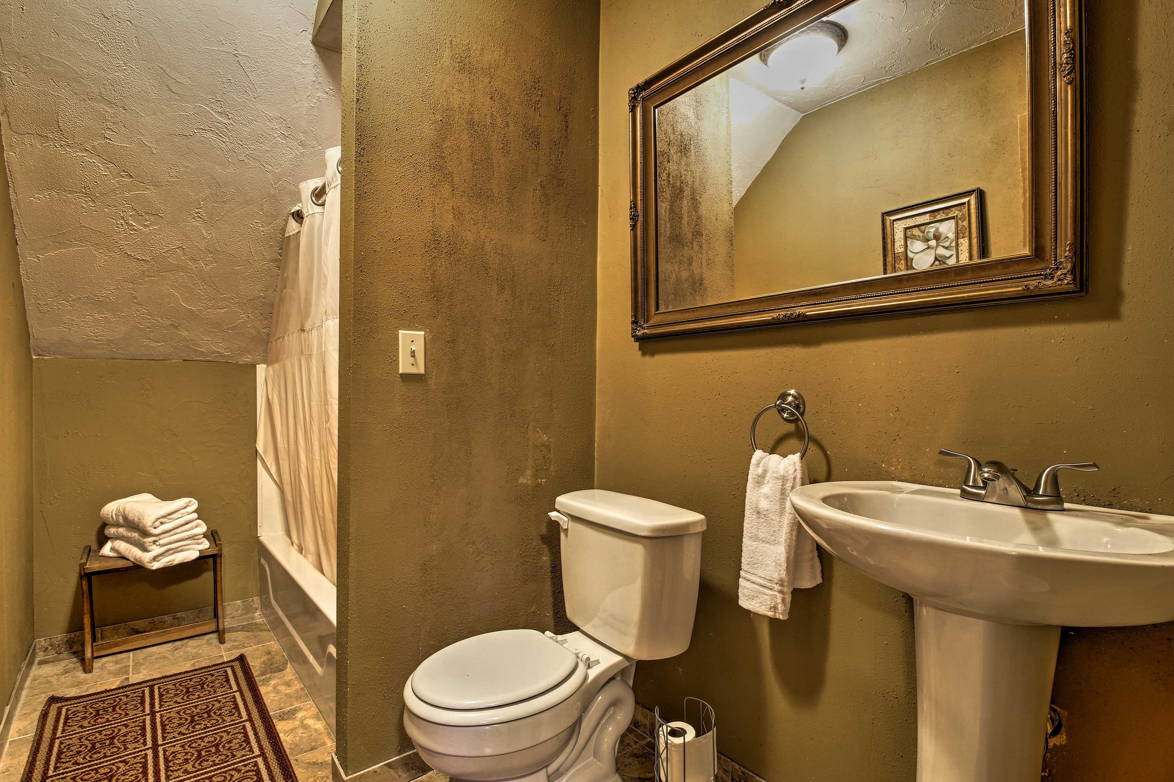 Full Bathroom | Towels & Linens Provided