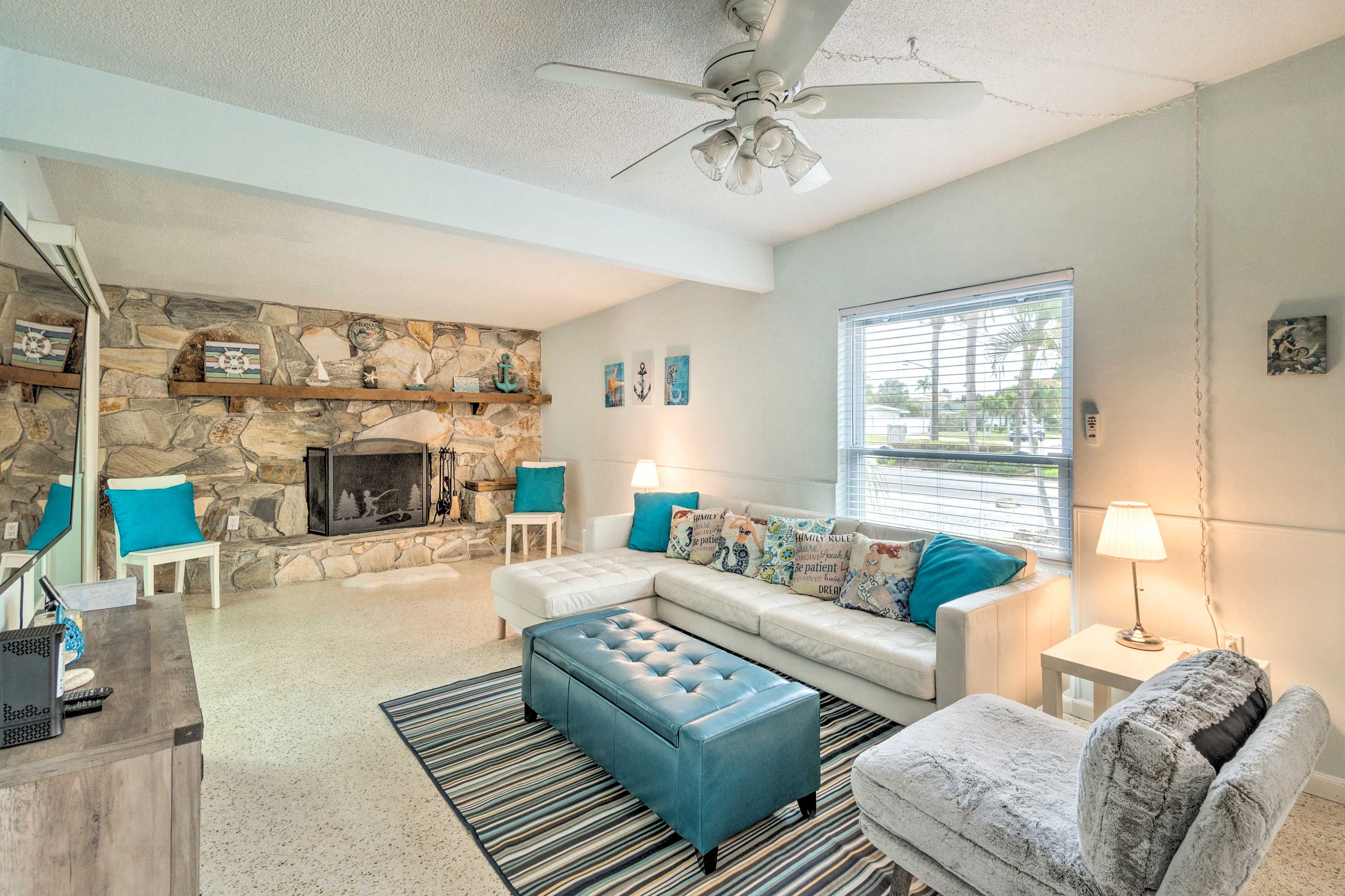 Living Room | Central A/C | Smart TV | Free WiFi