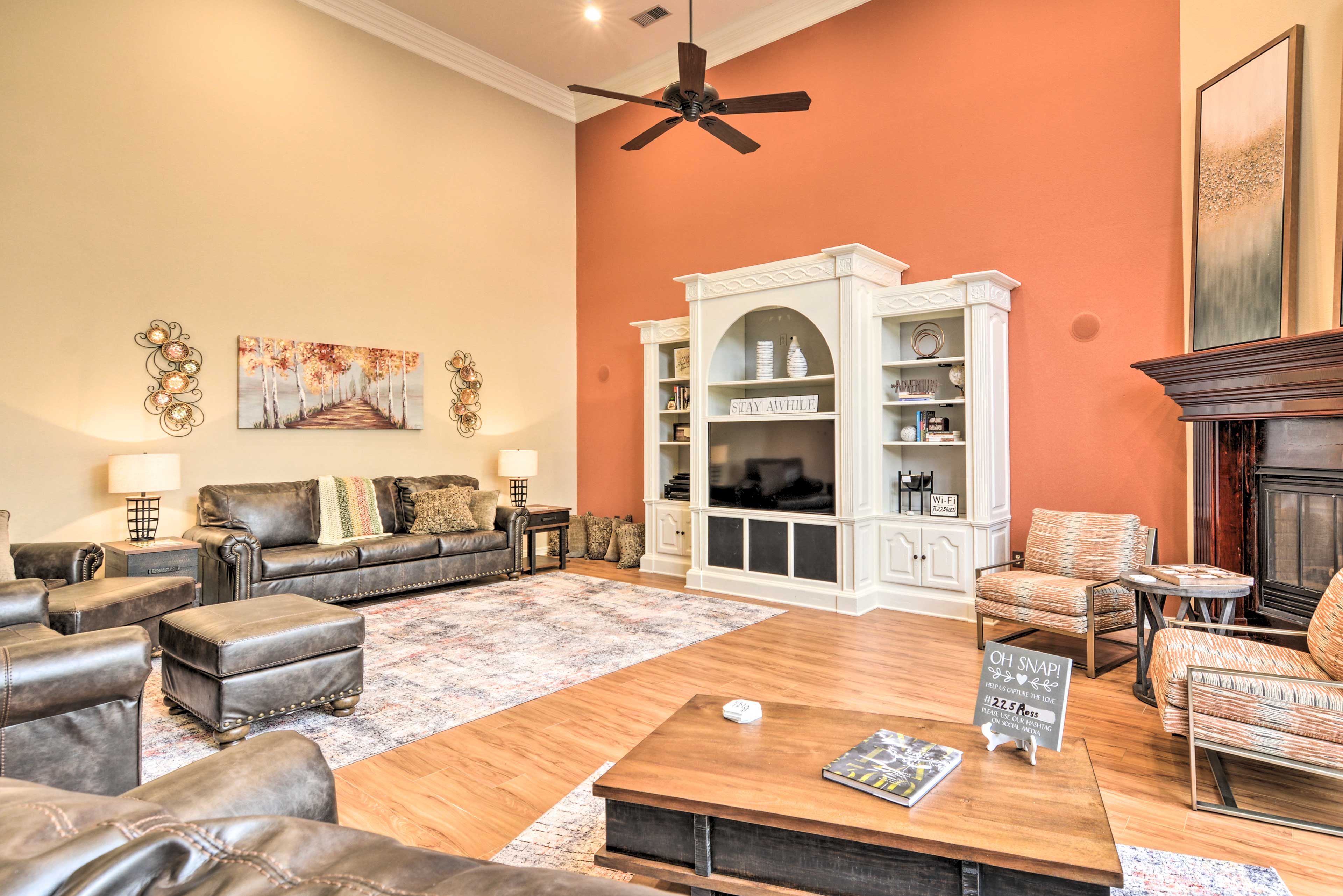 Living Room | Central A/C & Heating | Smart TV | Free WiFi