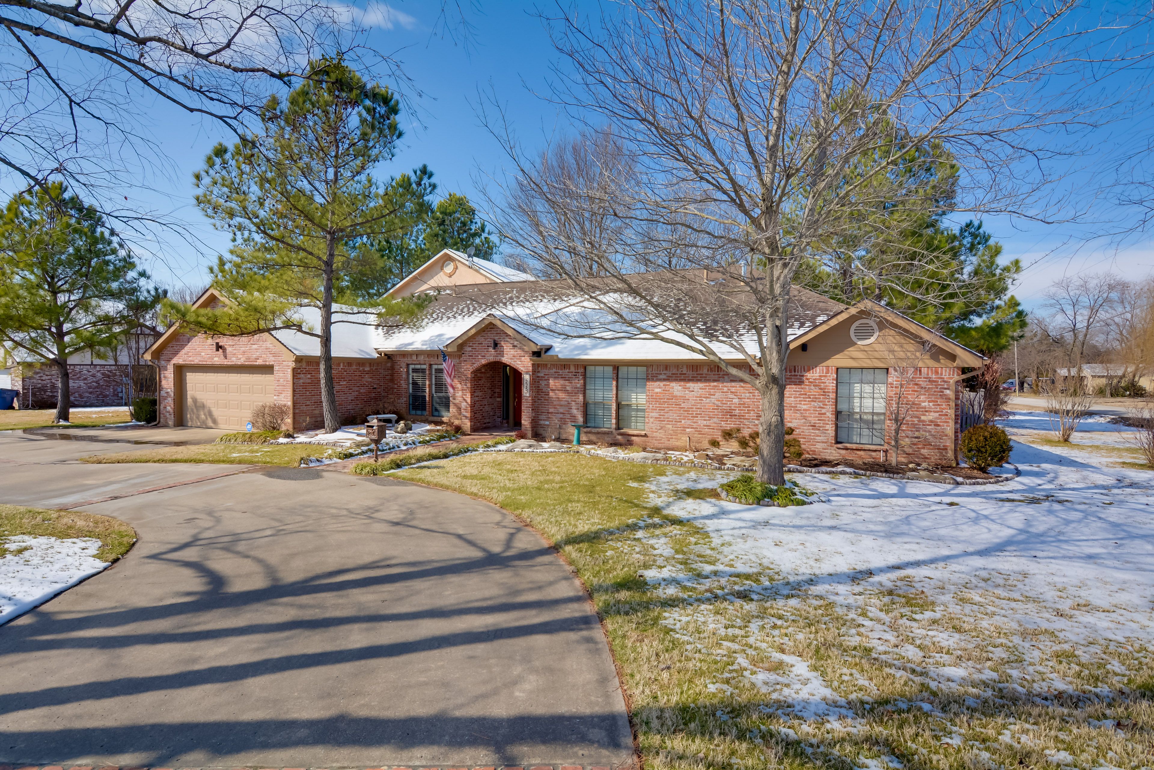 Parking | Driveway (5 Vehicles Max)
