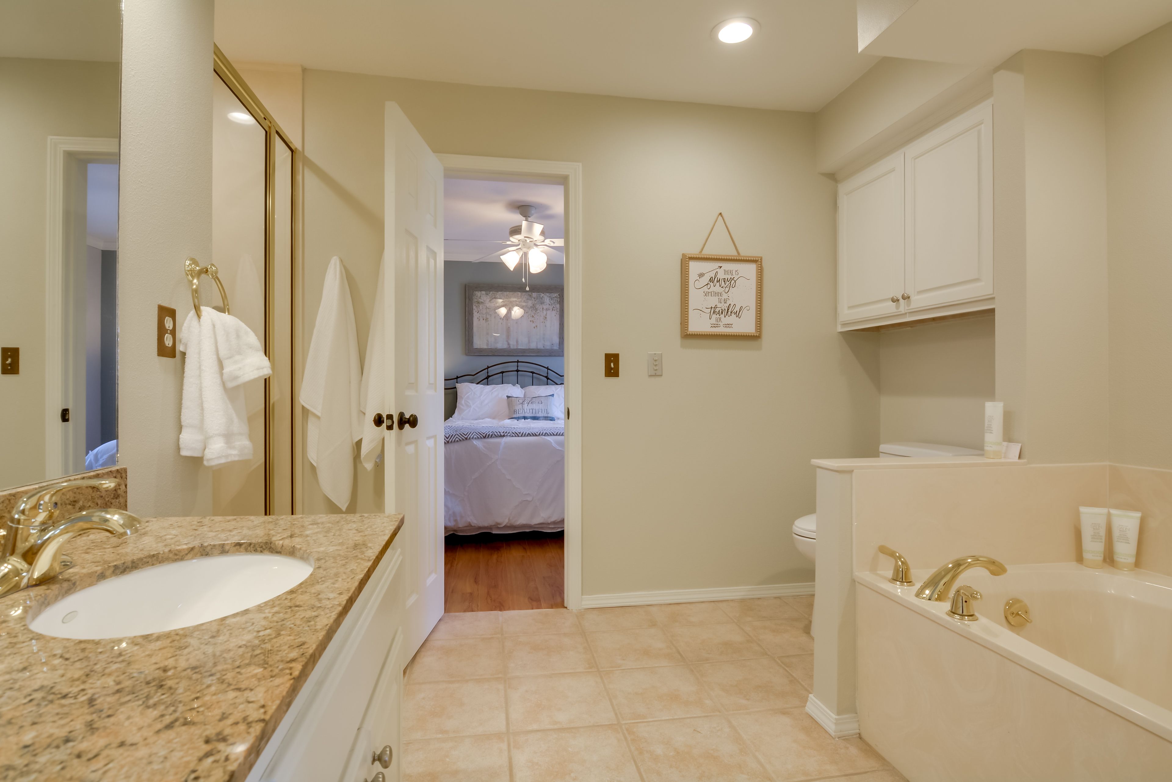 Full Bathroom | Complimentary Toiletries | Hair Dryer