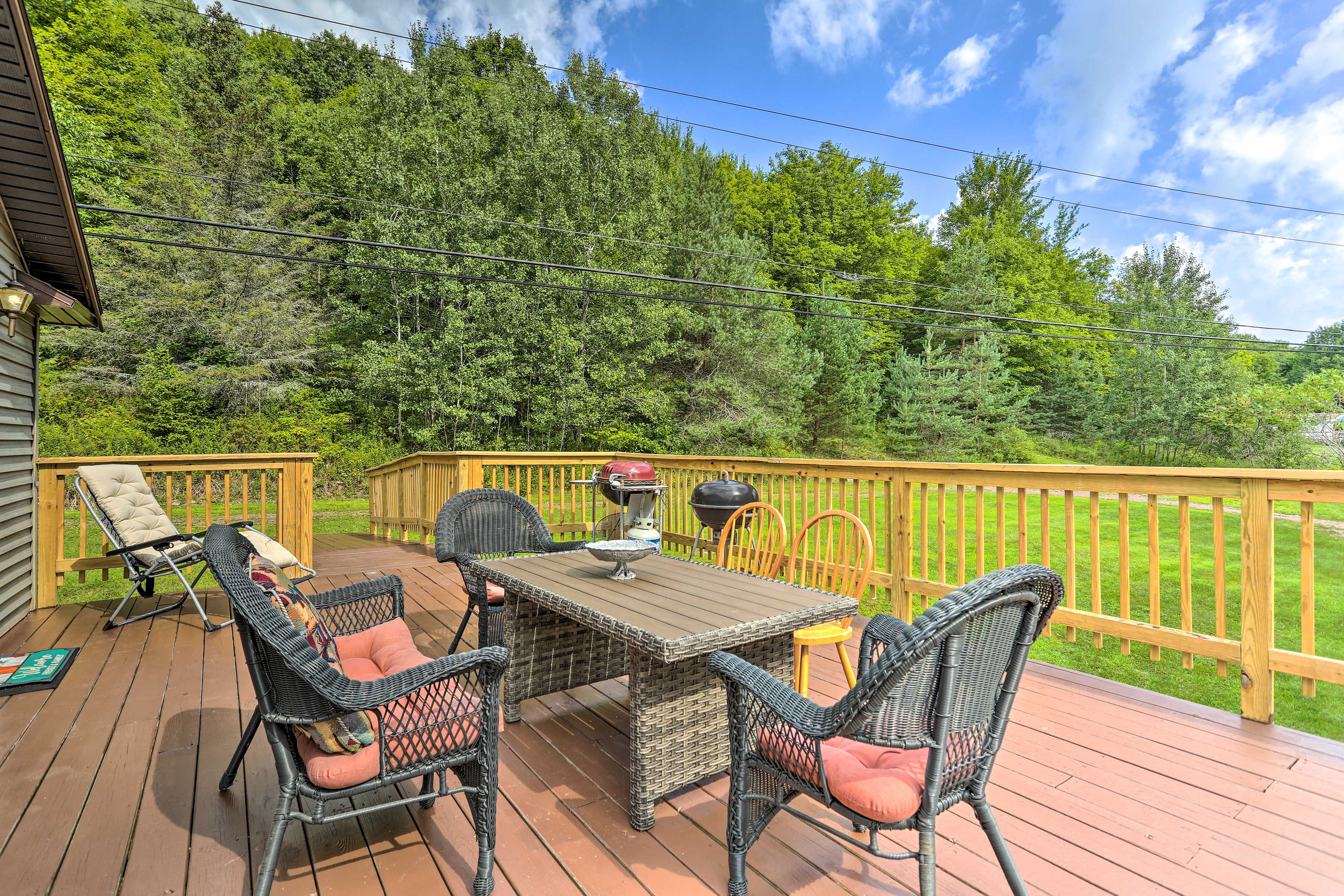 Deck | Outdoor Dining Area | Charcoal & Gas Grills