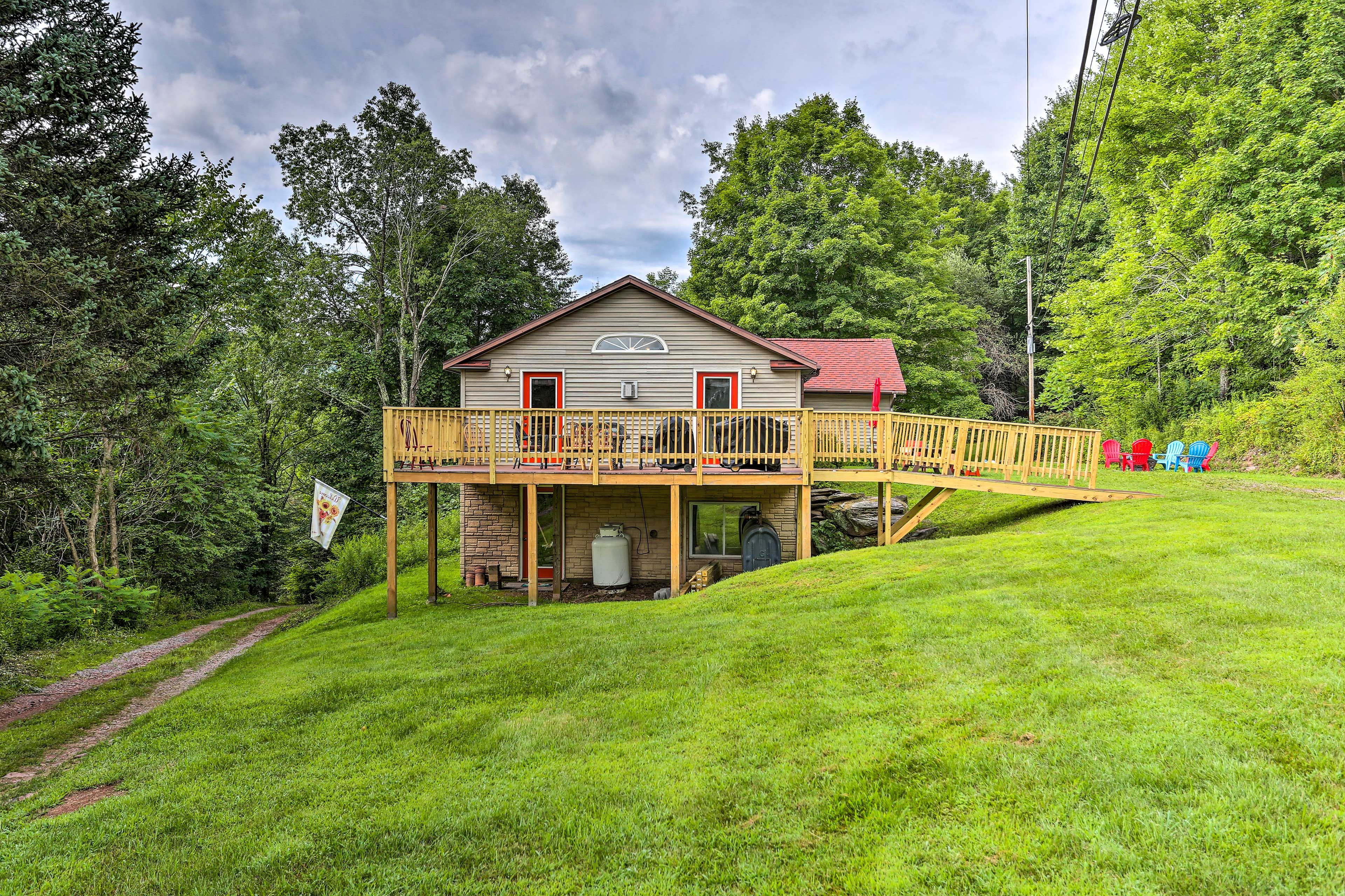 Backyard | Fire Pit | Cornhole | Hammock