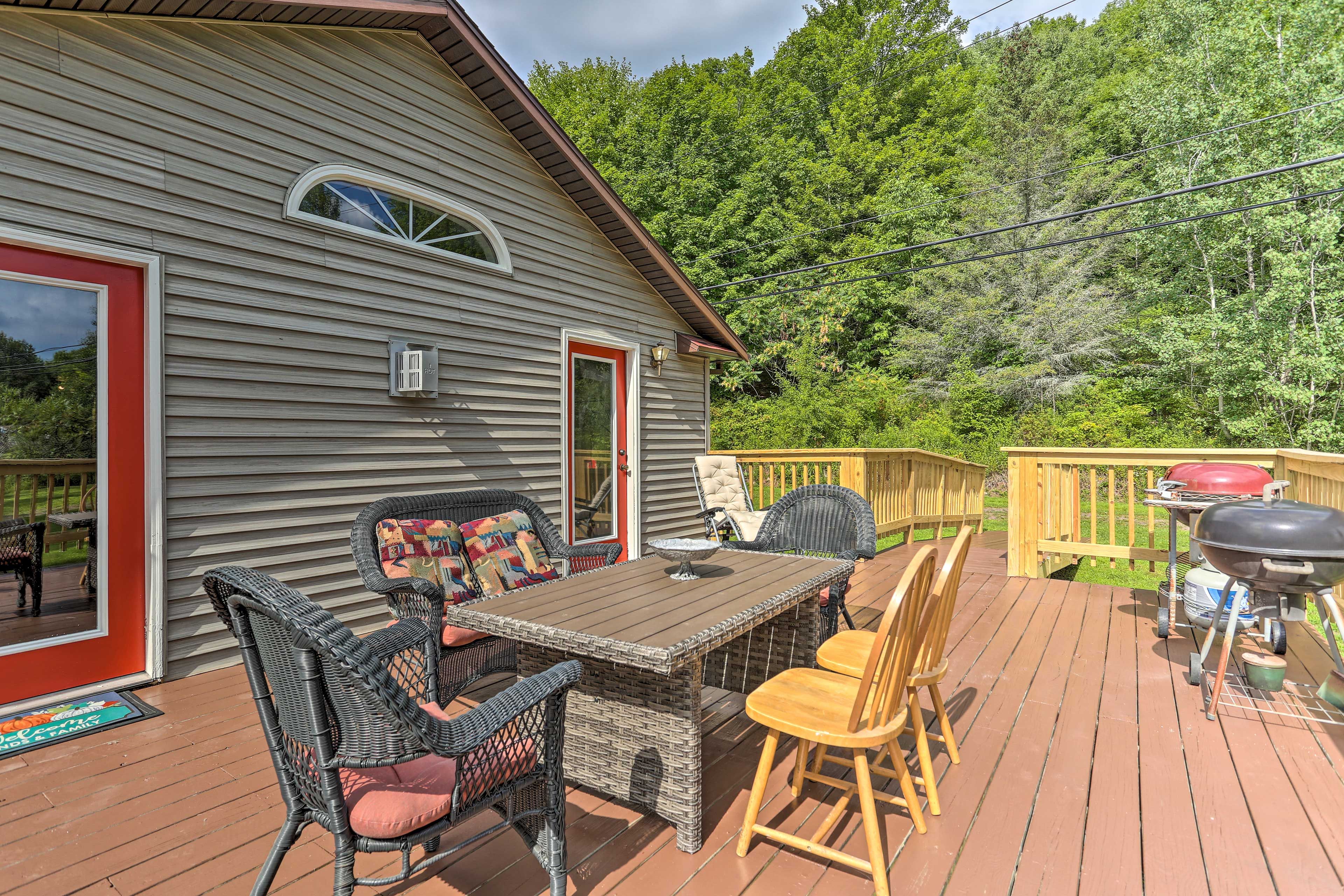 Deck | Outdoor Dining Area | Charcoal & Gas Grills