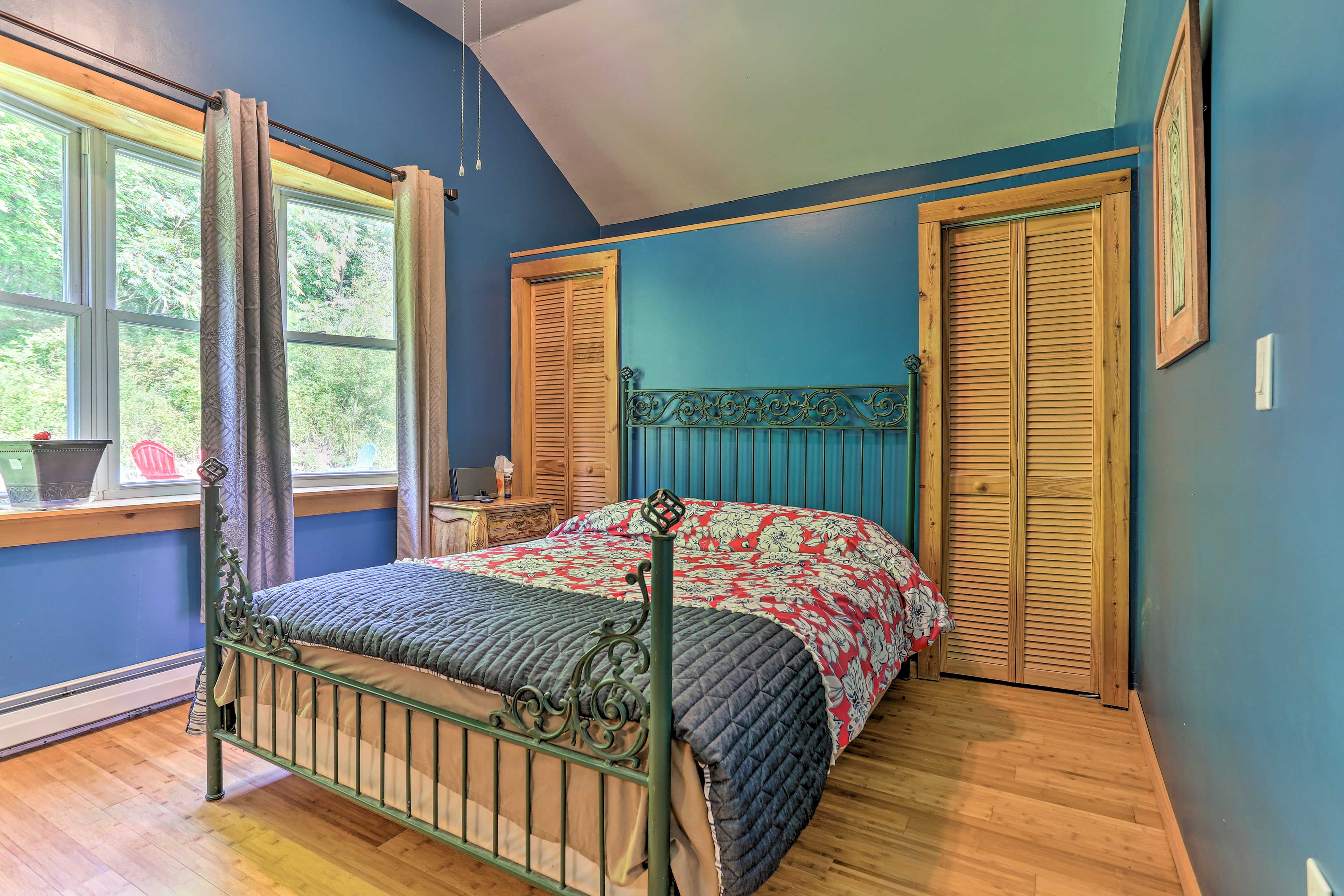 Bedroom 1 | Queen Bed