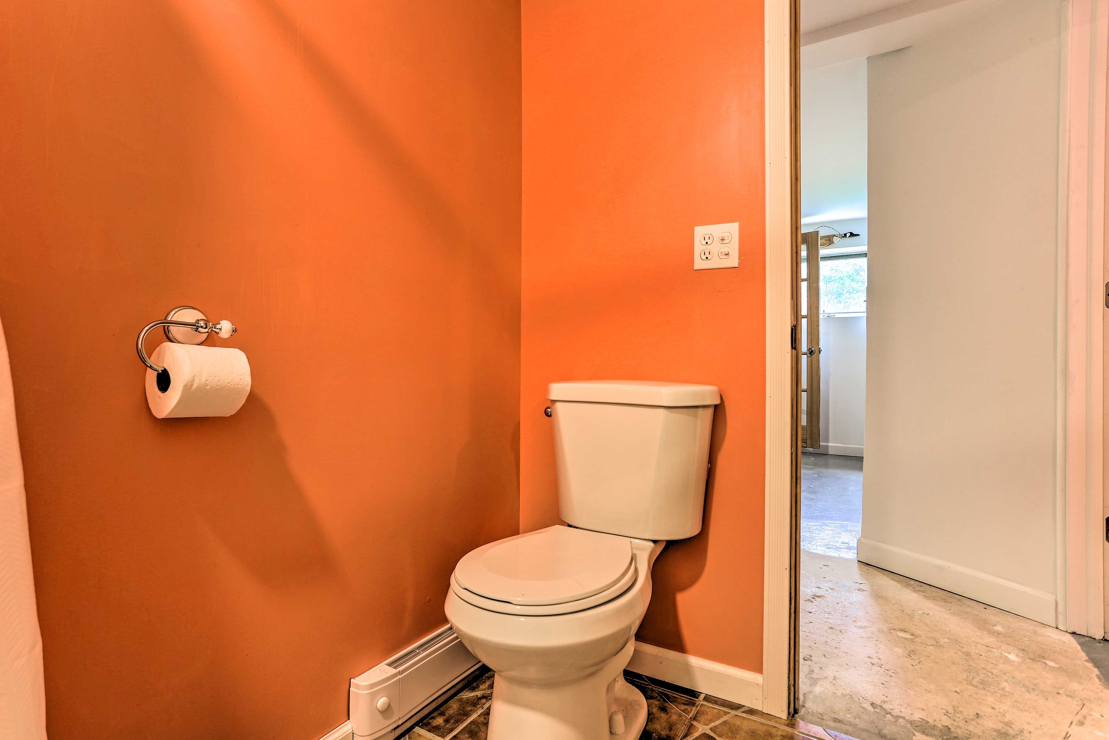 Full Bathroom | Complimentary Toiletries