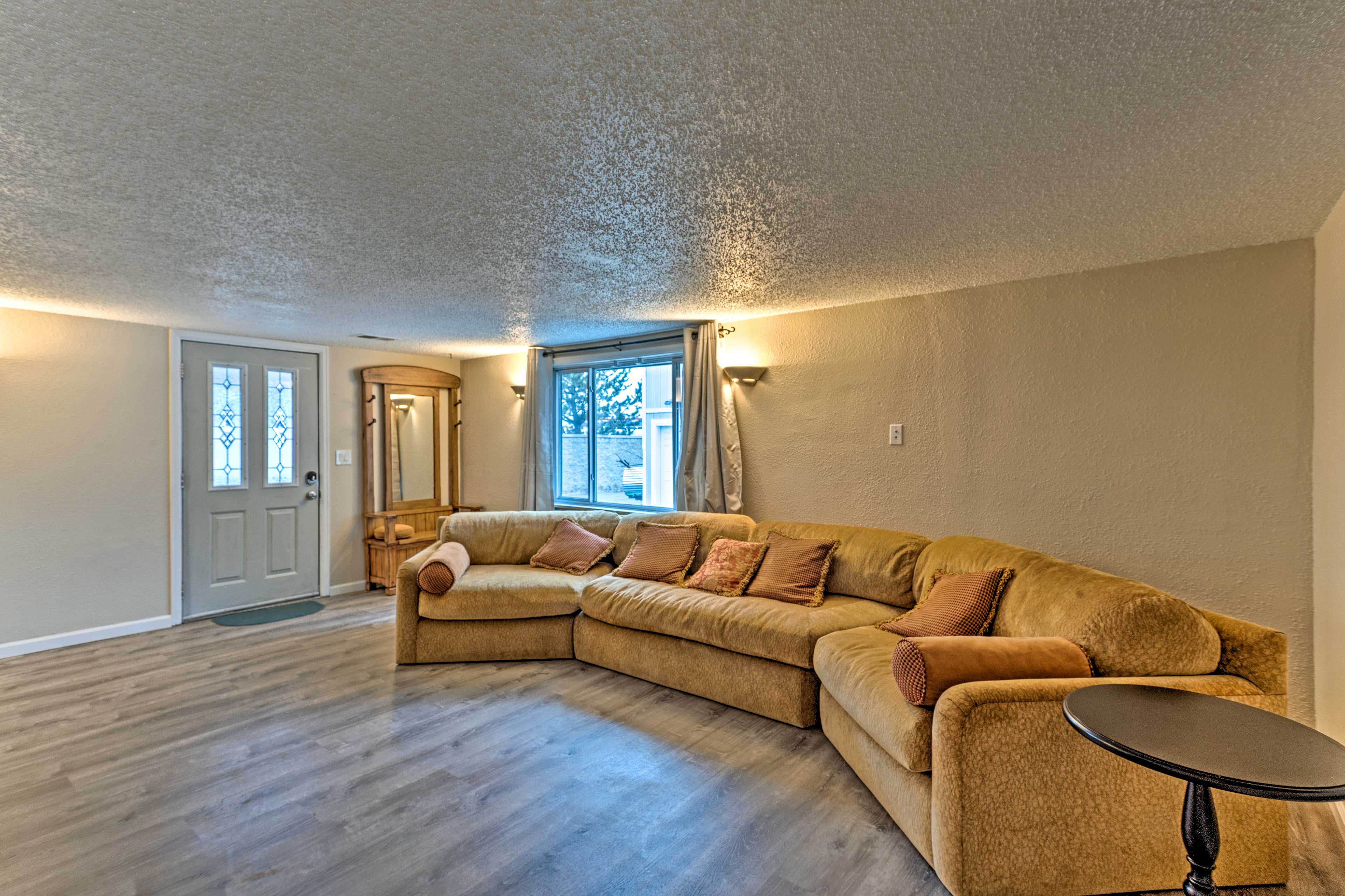 There are 2 bedrooms, 3 bathrooms, and space for 6.