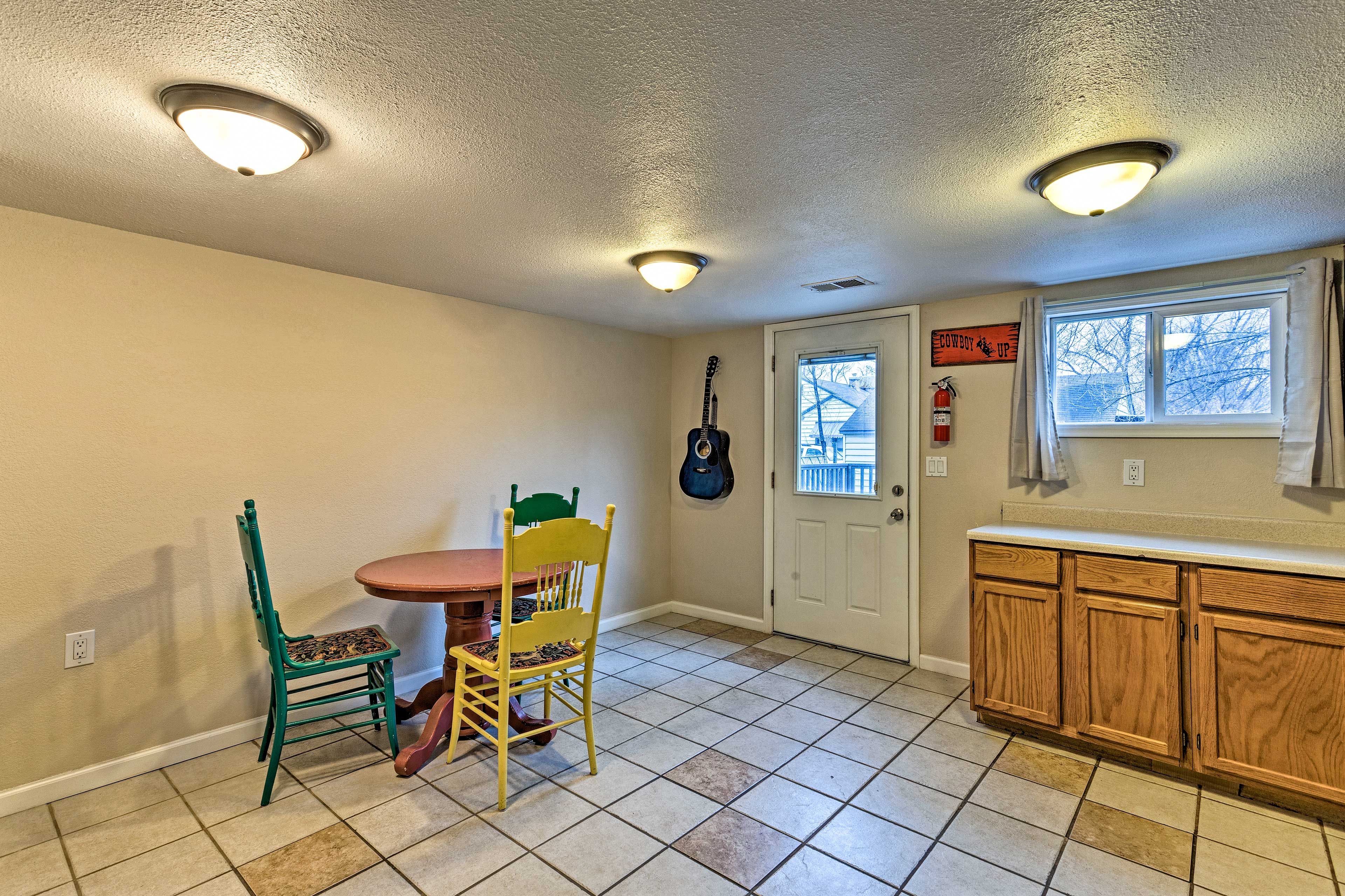 The kitchen features a table for 3.