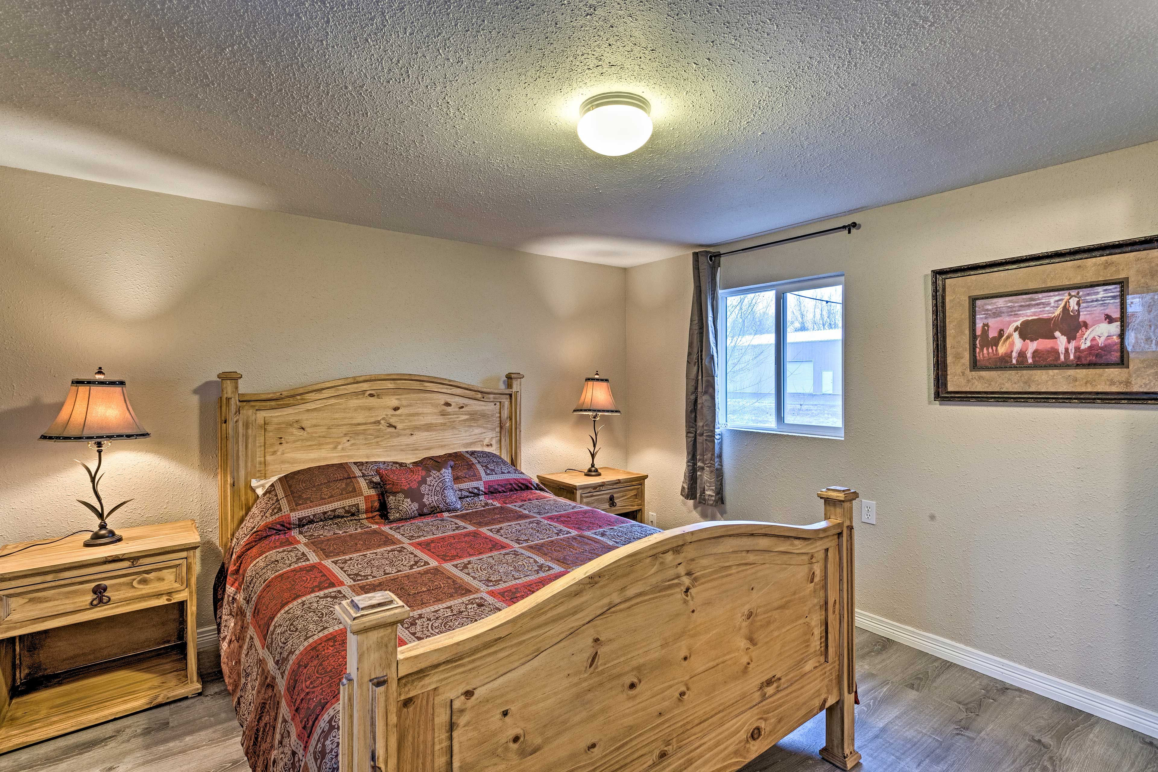 This room has a queen bed.