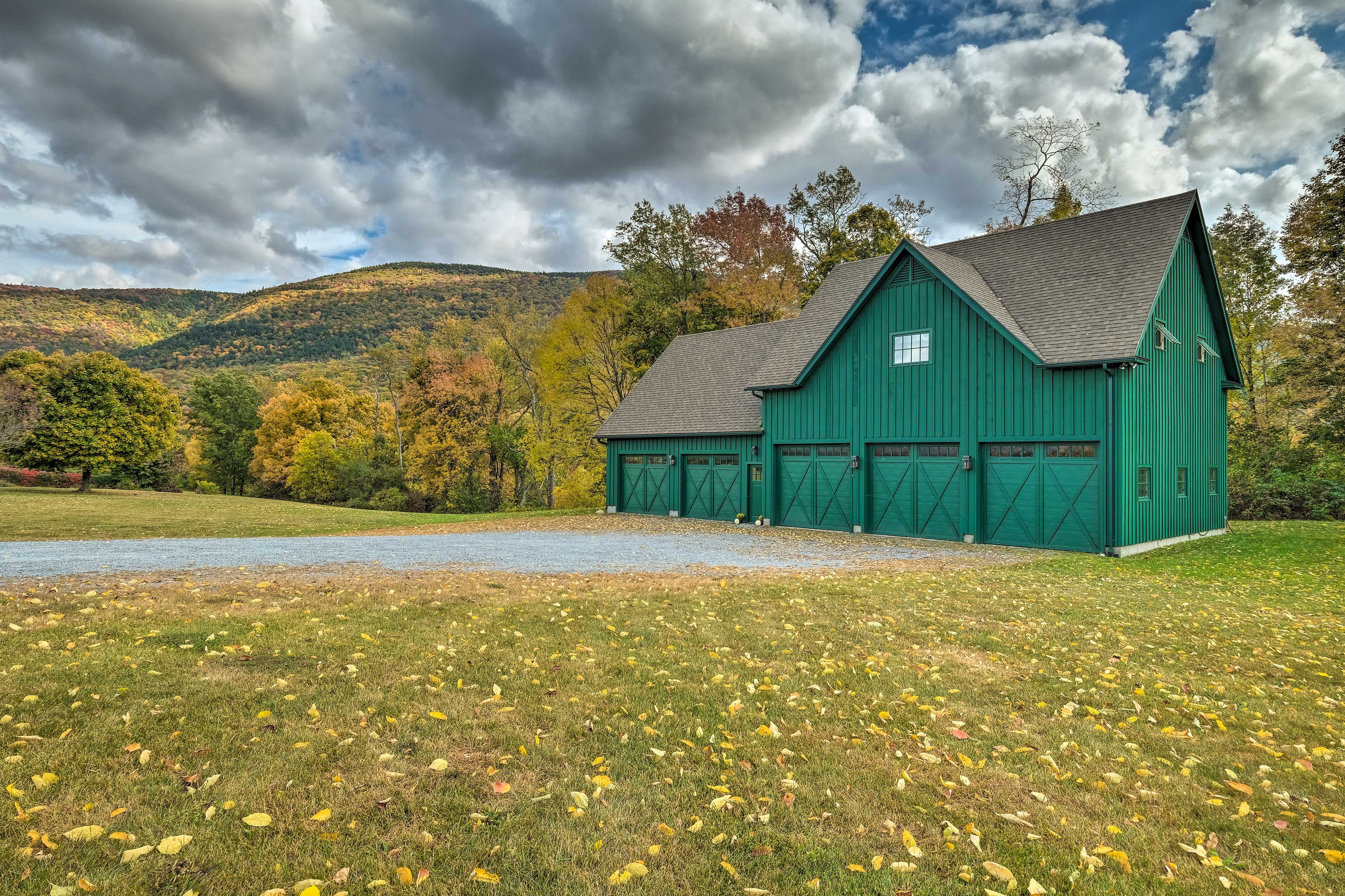 Parking | Heated Garage (1 Vehicle) | Gravel Driveway (4 Vehicles)