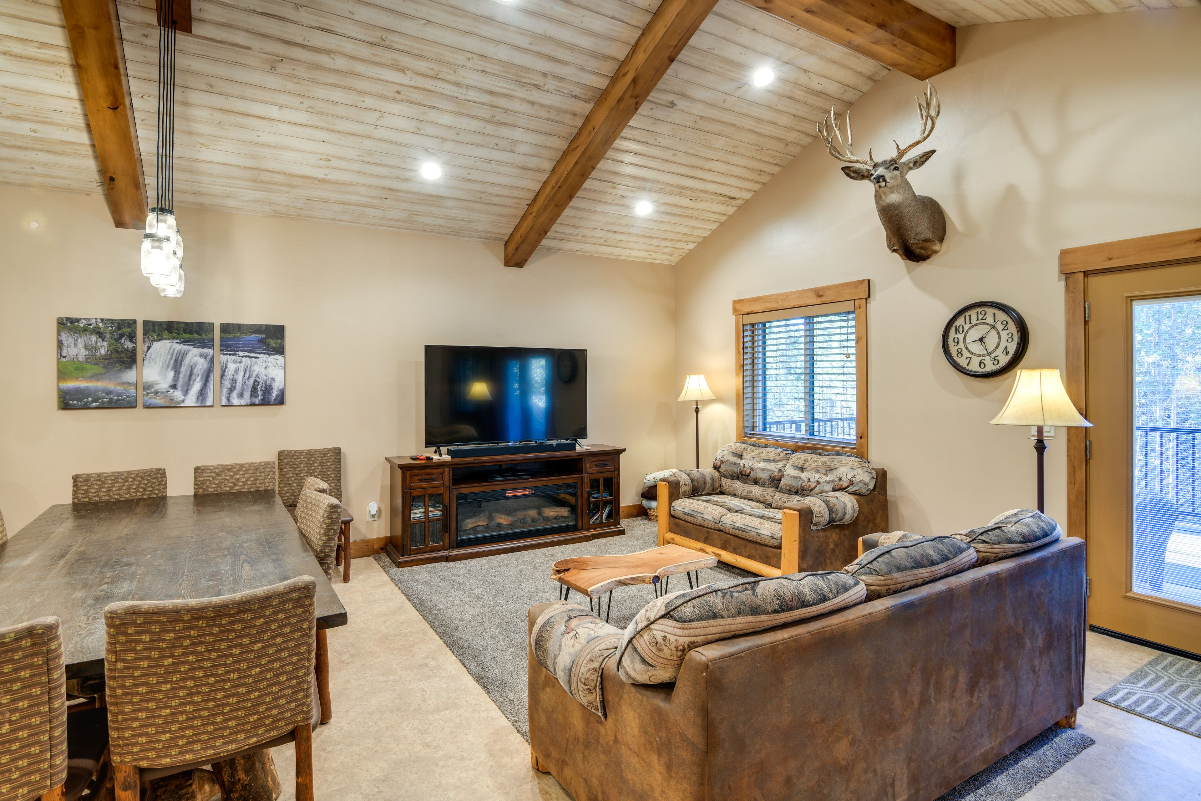 Living Area | Smart TV | Central A/C & Heating | Free WiFi