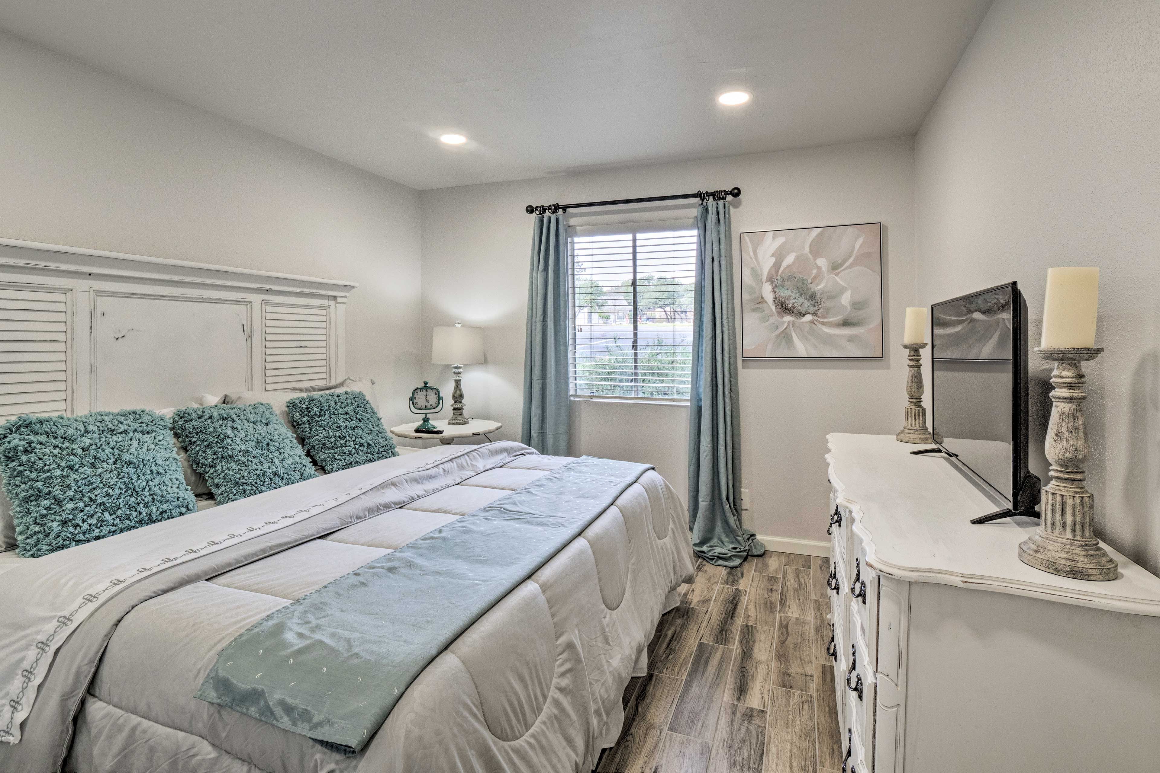 Bedroom 3 | King Bed | Smart TV