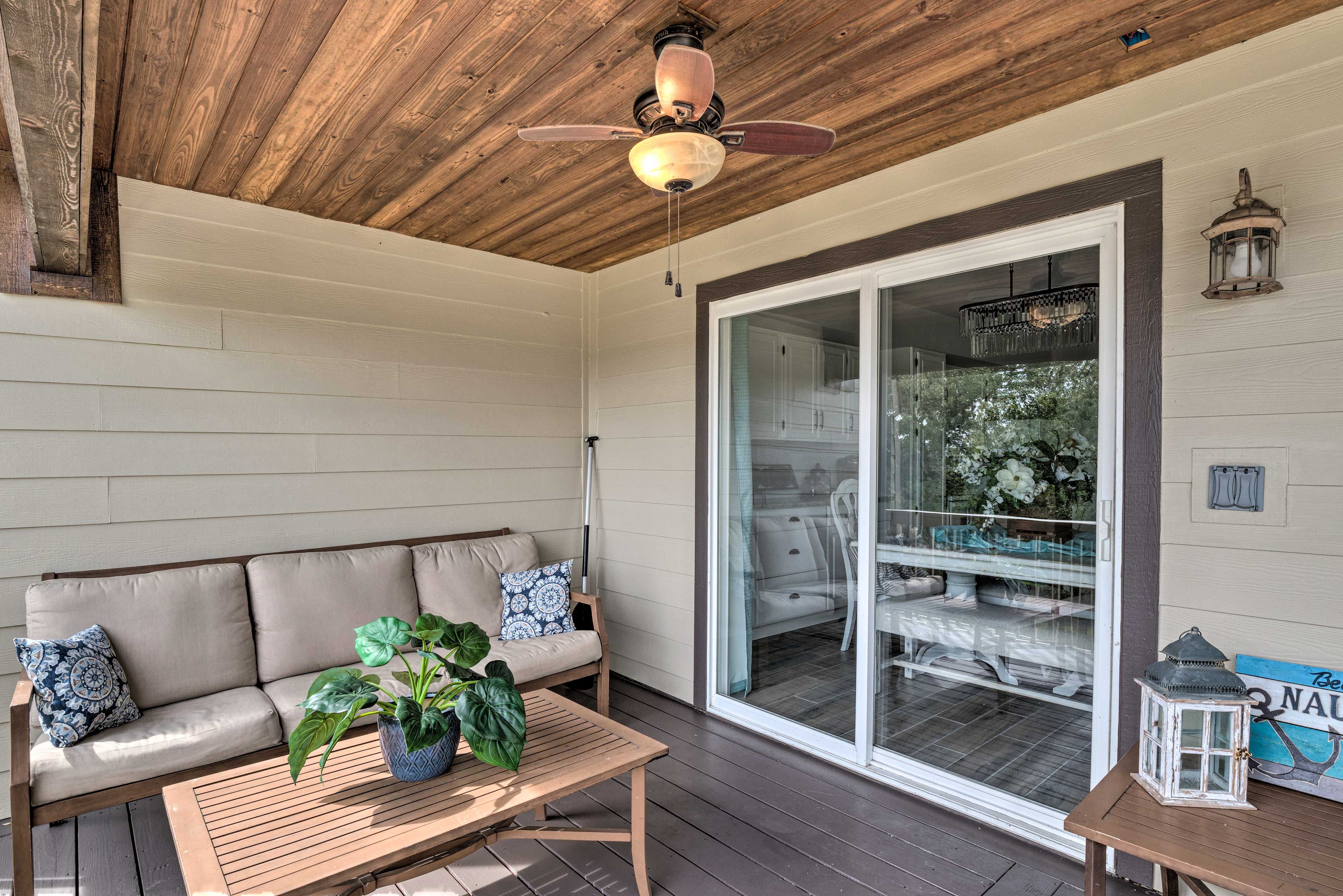 Covered Patio w/ Seating