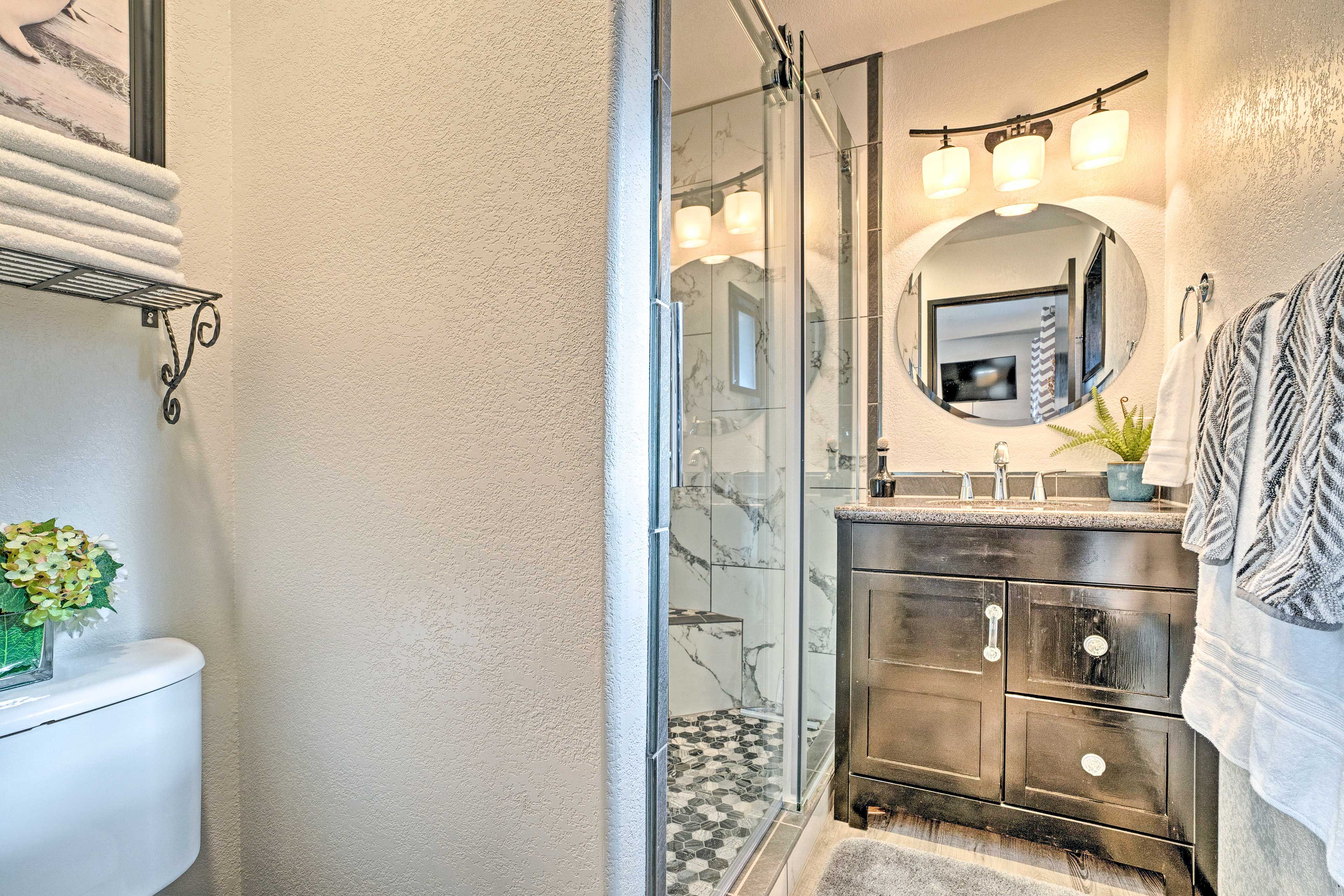 Full Bathroom | Complimentary Toiletries | Hair Dryer