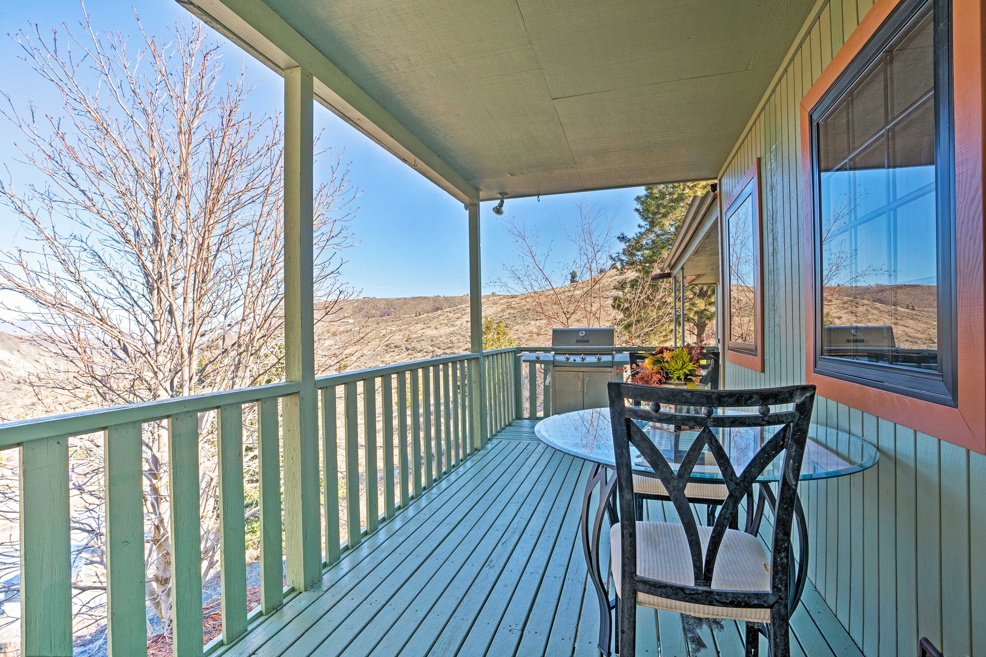 Deck | Outdoor Dining Area | Gas Grill
