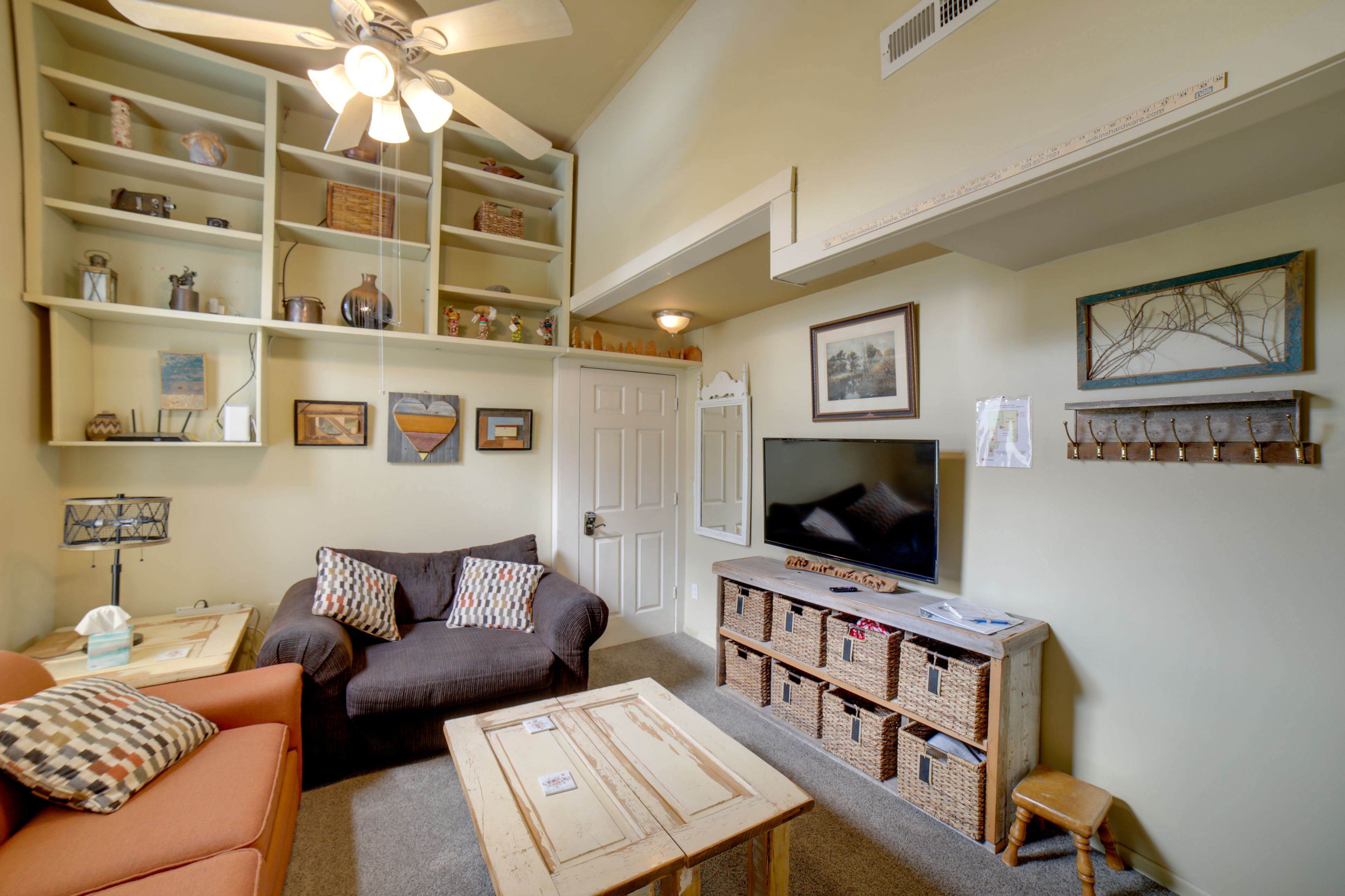 Living Room | Free WiFi | Smart TV | Central A/C & Heat | Sleeper Sofa