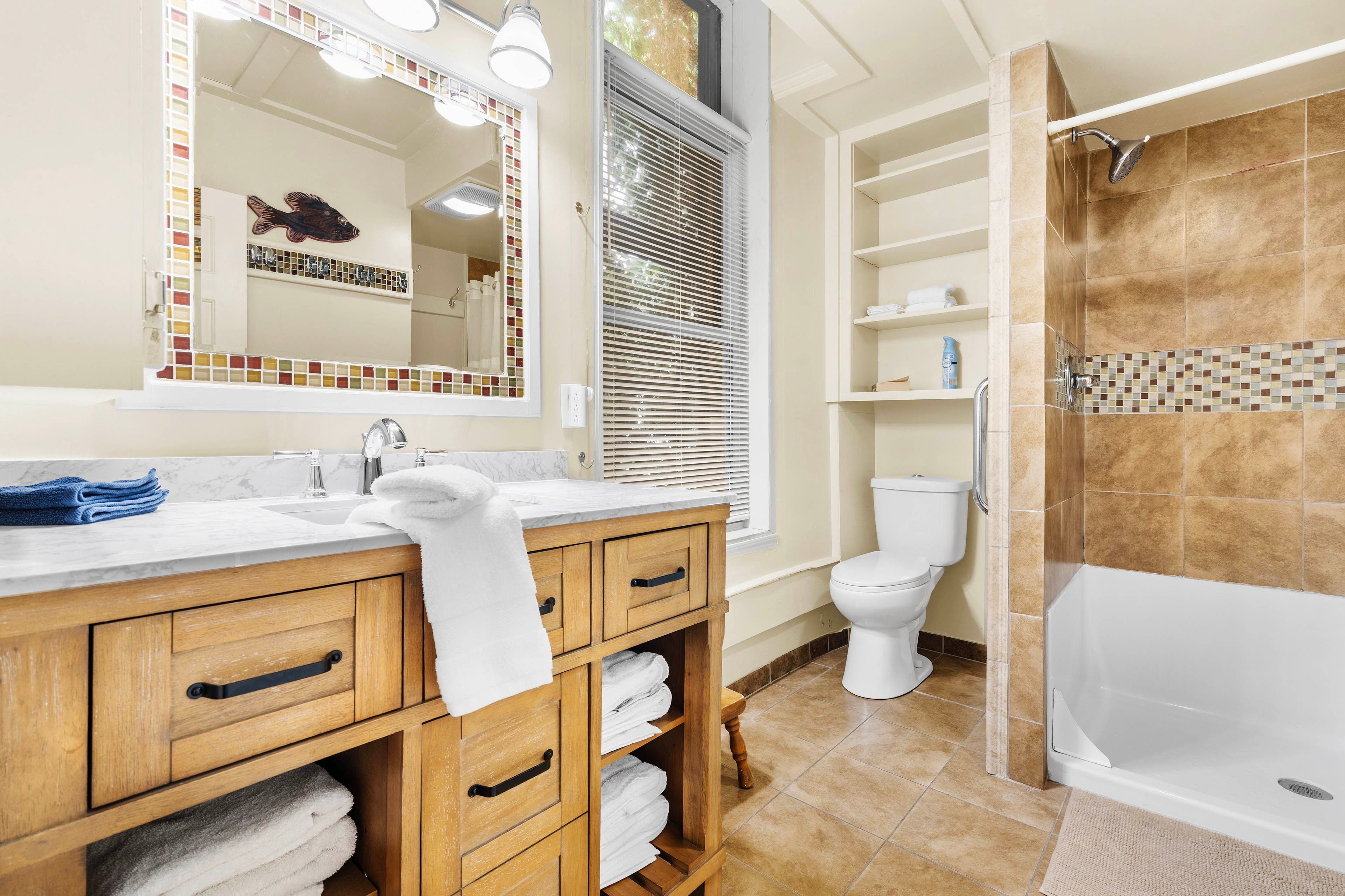 Full Bathroom | Towels Provided