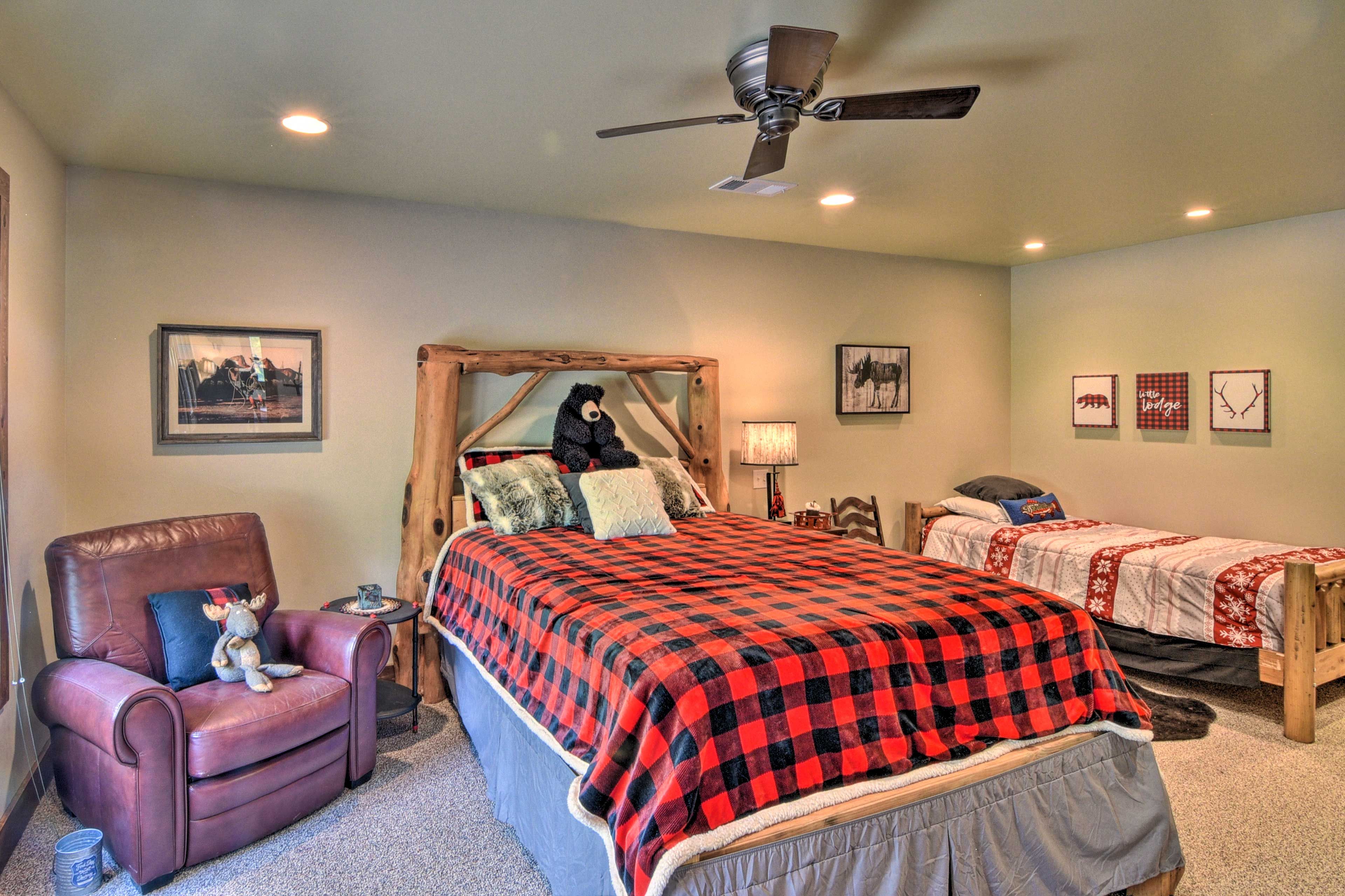 Bedroom 2 | Queen Bed | Twin Bed | 2nd Floor