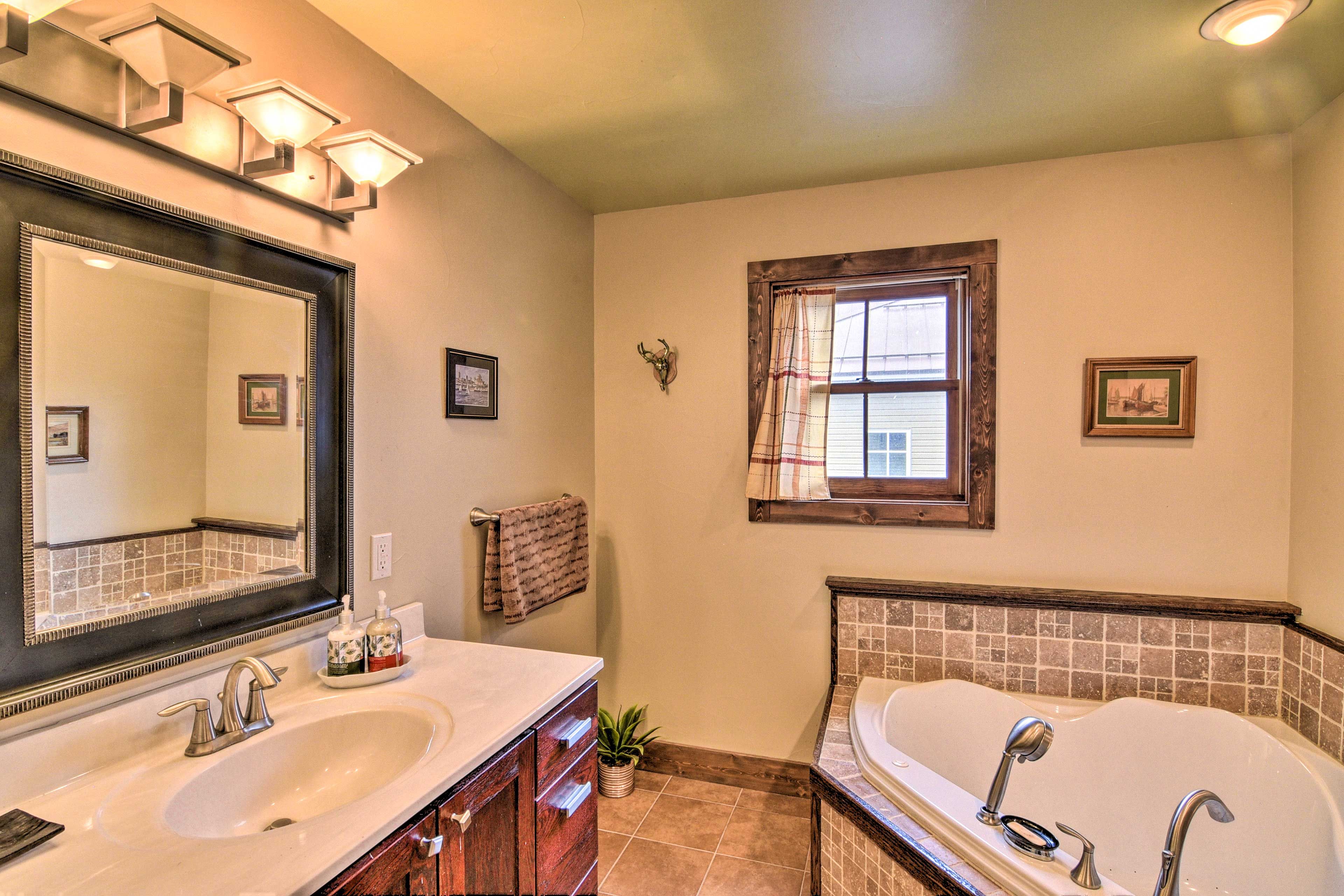En-Suite Bathroom | Towels Provided | 1st Floor