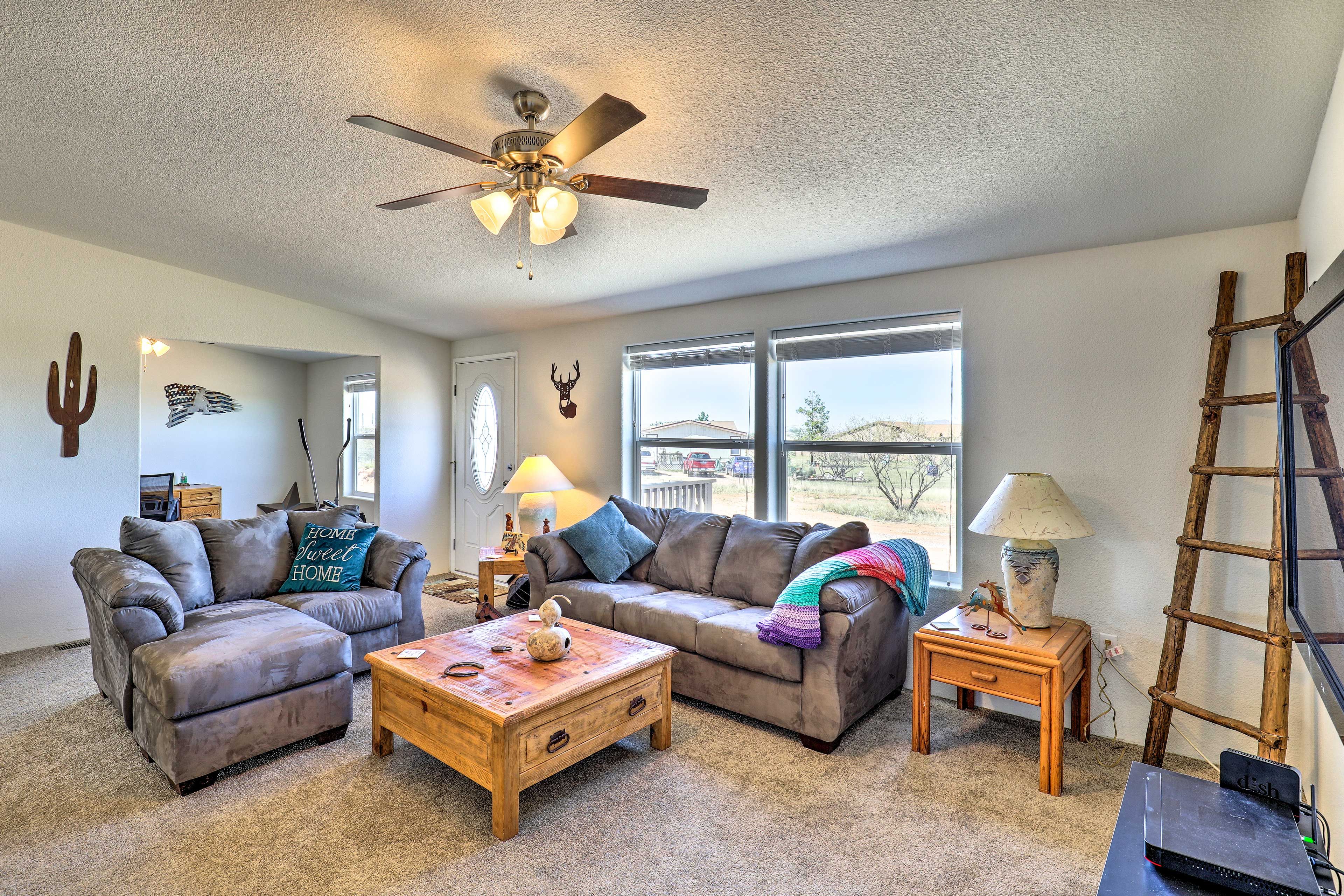 Living Room | Free WiFi | Cable TV | Central A/C & Heat